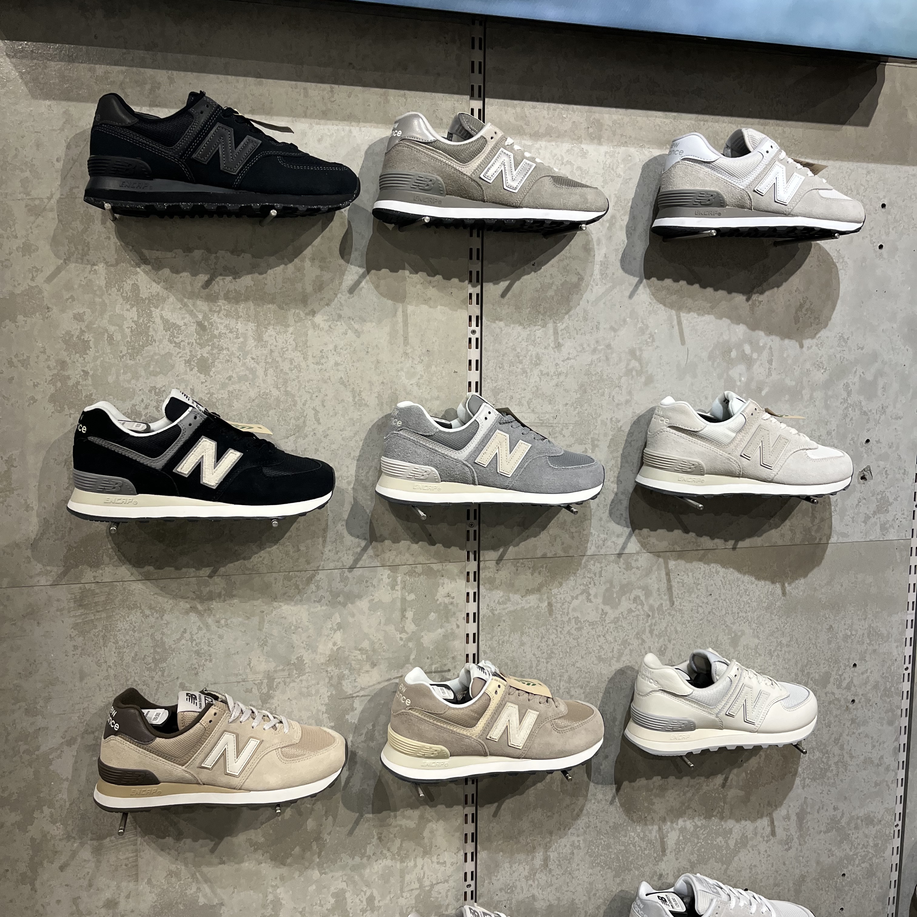 New Balance 574 Classics Reimagined Black, New Balance 574 Classics Reimagined Gray 착용 스타일 - 1