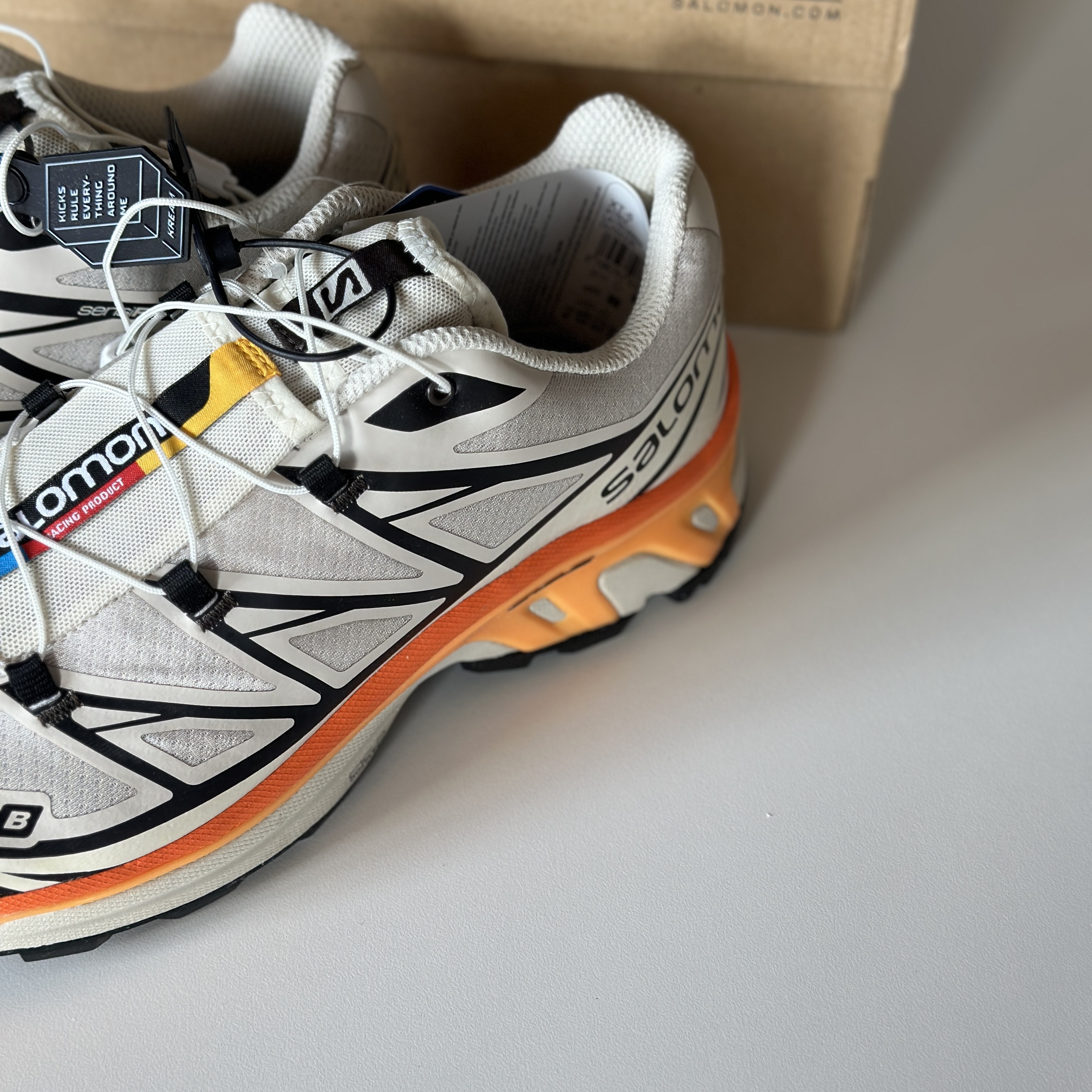 Salomon XT-6 Rainy Day Vibrant Orange 착용 스타일 - 2