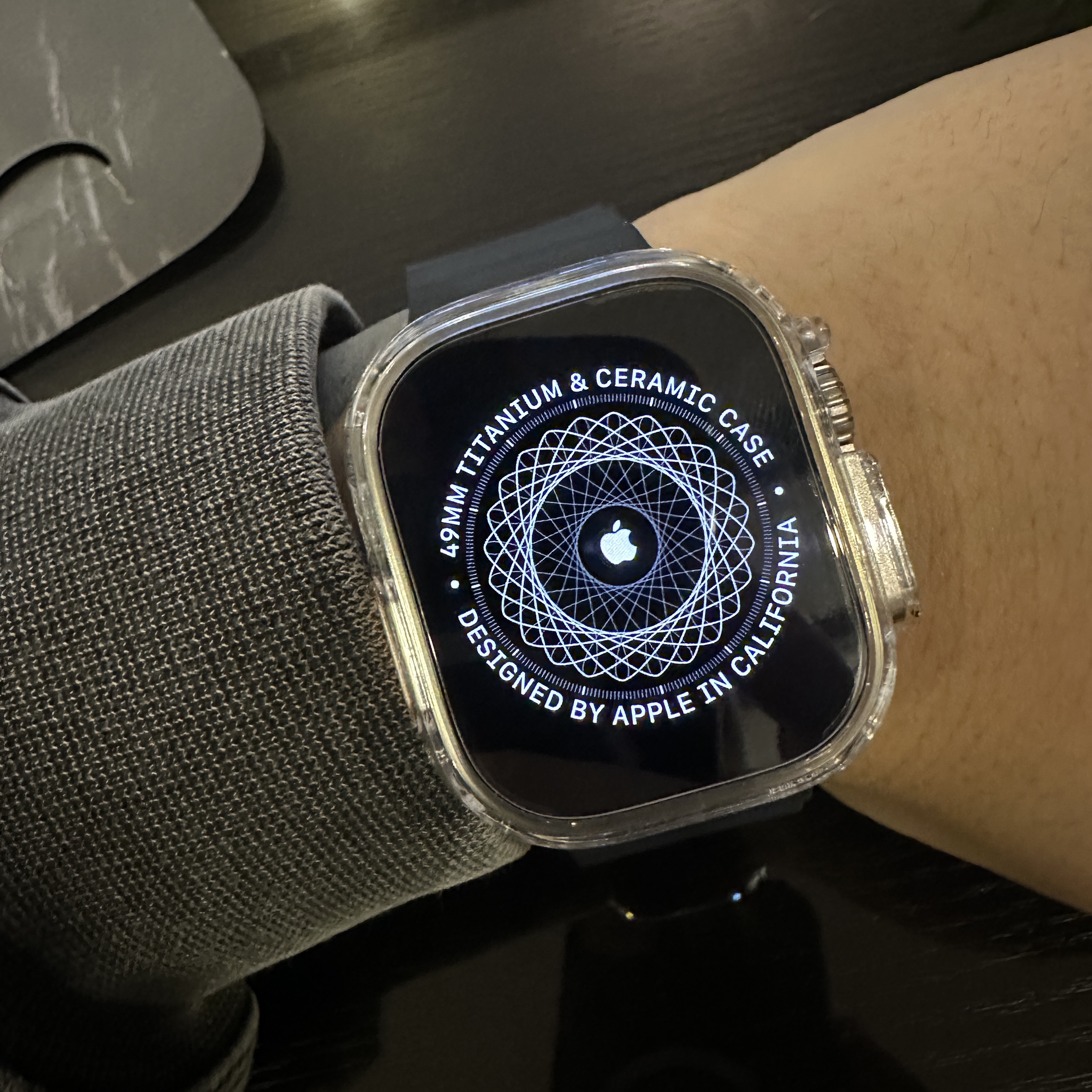 Apple Watch Ultra 49mm Titanium Case with Ocean Band Midnight (Korean Ver.) 착용 스타일 - 3