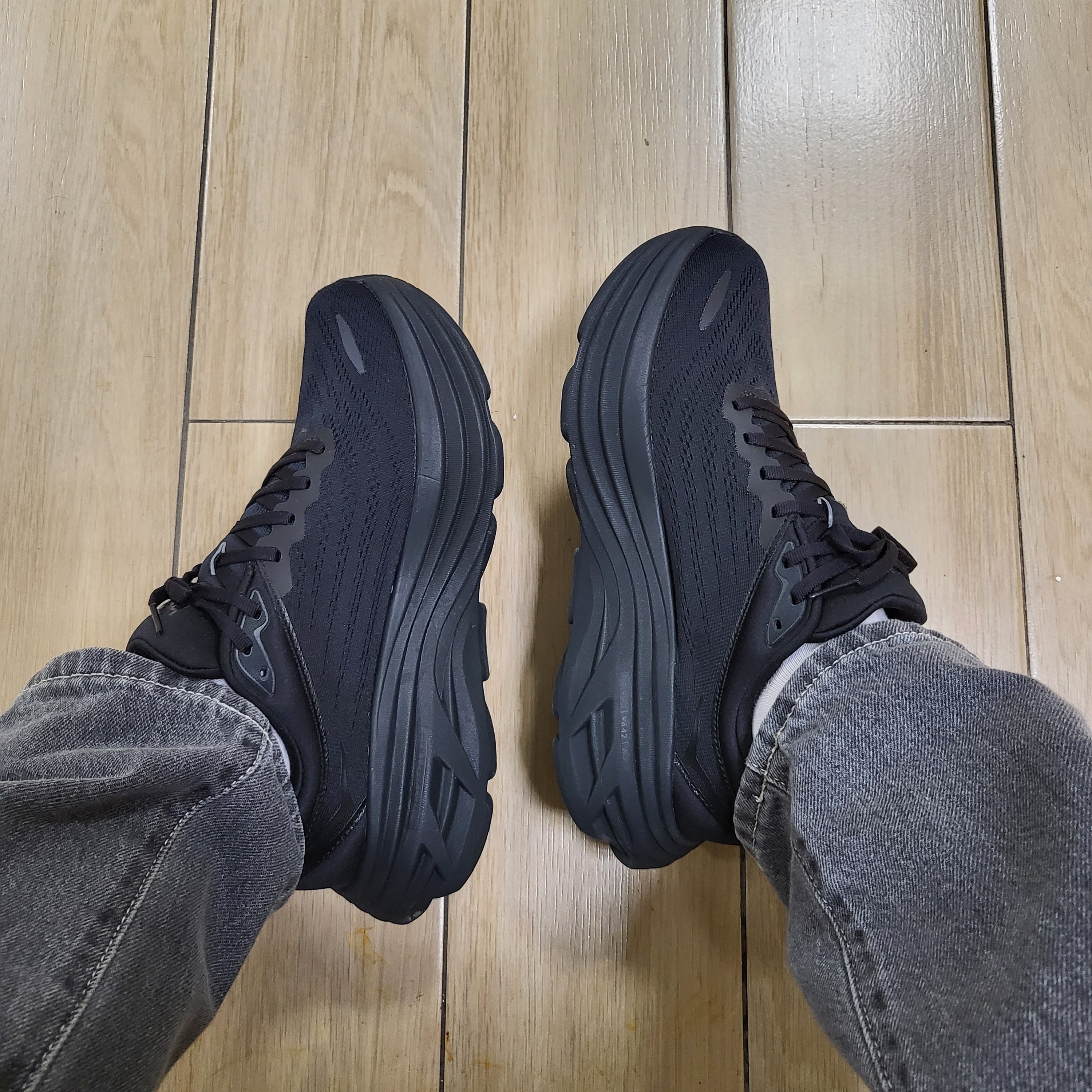 Hoka Bondi 8 Black - Regular 착용 스타일 - 1