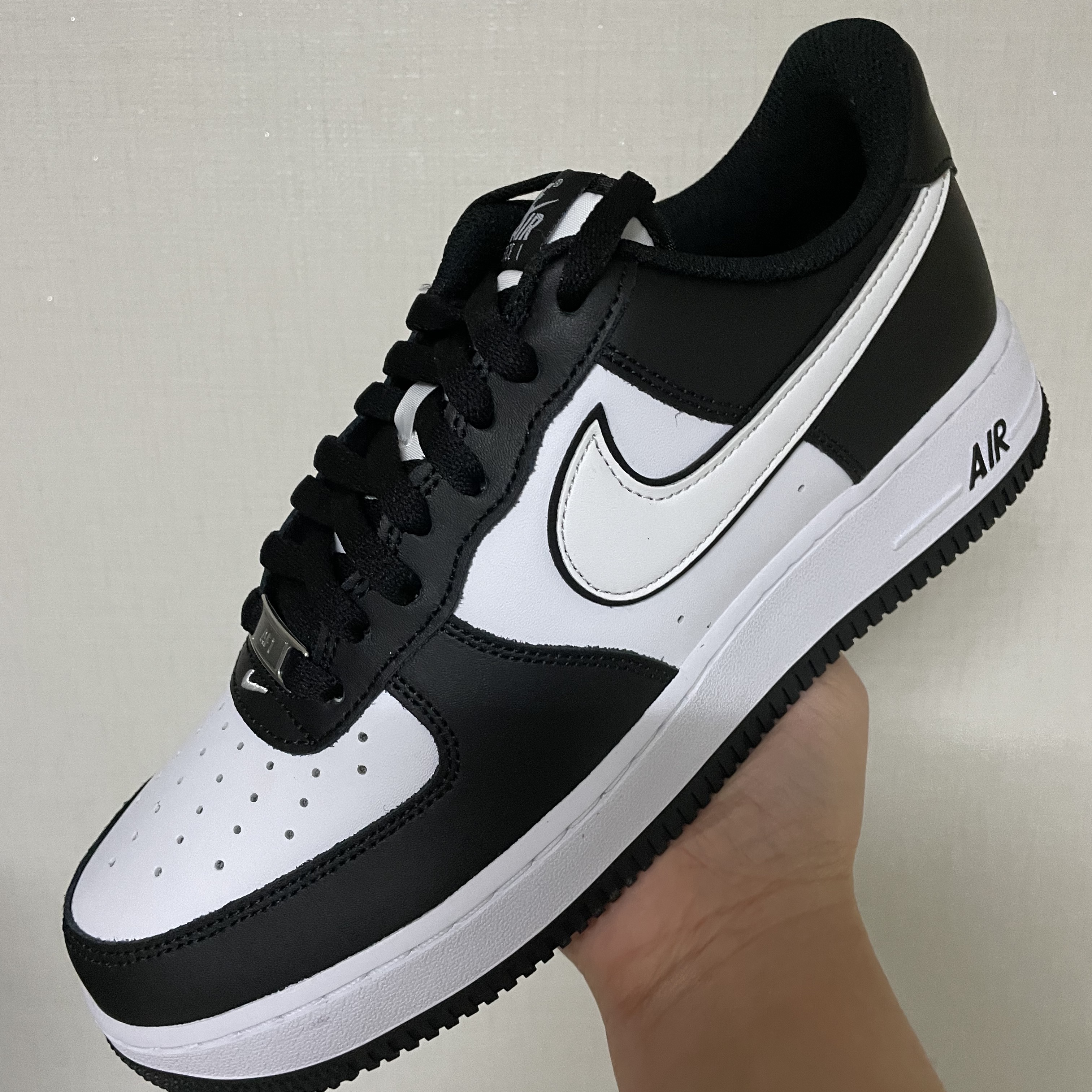 Nike Air Force 1 '07 Black White 착용 스타일 - 1