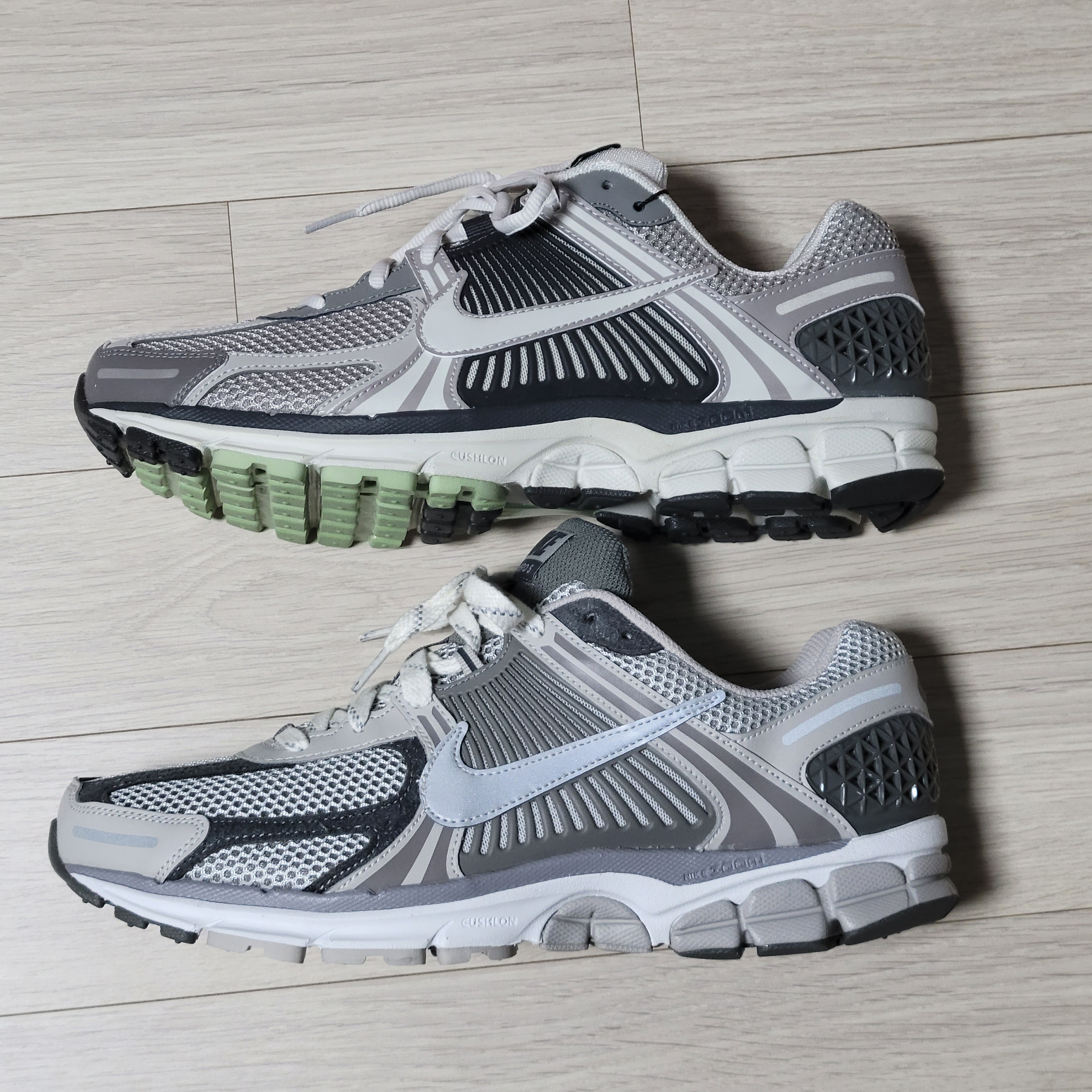 Nike Zoom Vomero 5 PRM Light Iron Ore and Flat Fewter, (W) Nike Zoom Vomero 5 Cobblestone and Flat Pewter 착용 스타일 - 1