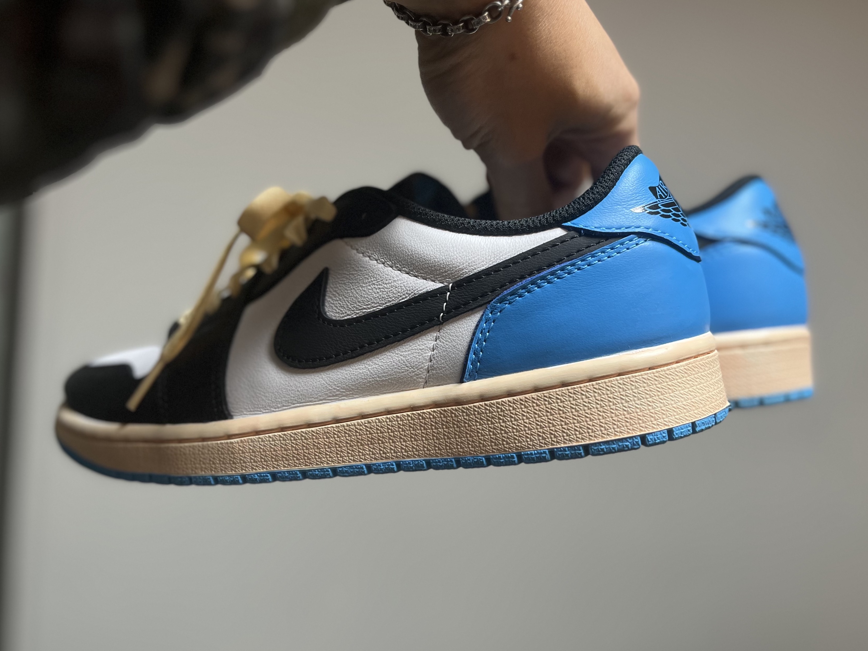 Jordan 1 Retro Low OG Black and Dark Powder Blue 착용 스타일