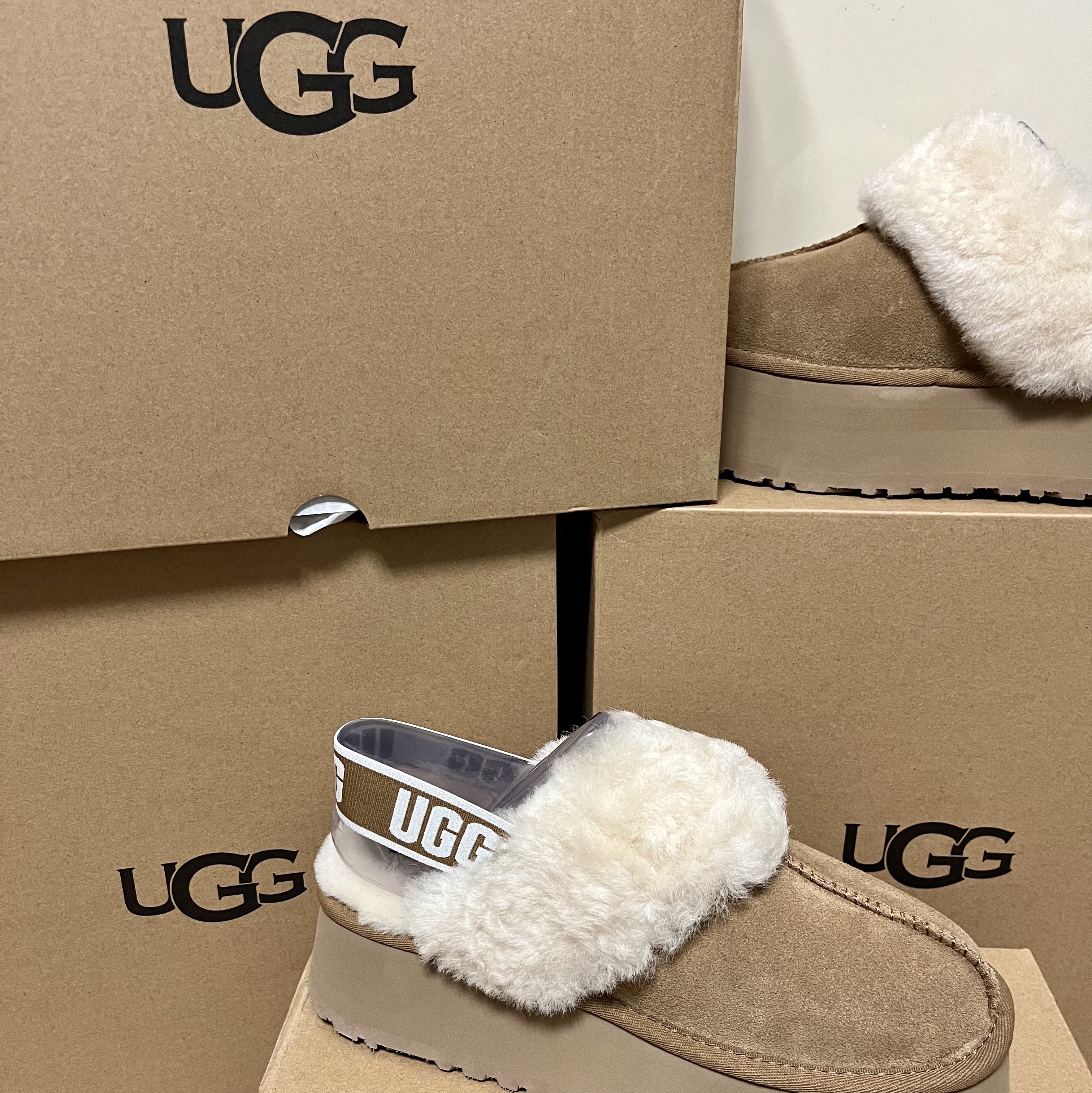 (W) UGG Funkette Slides Chestnut 착용 스타일 - 1