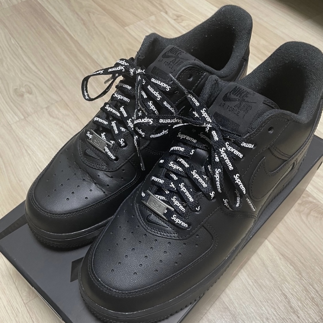 Nike x Supreme Air Force 1 Low Black 착용 스타일