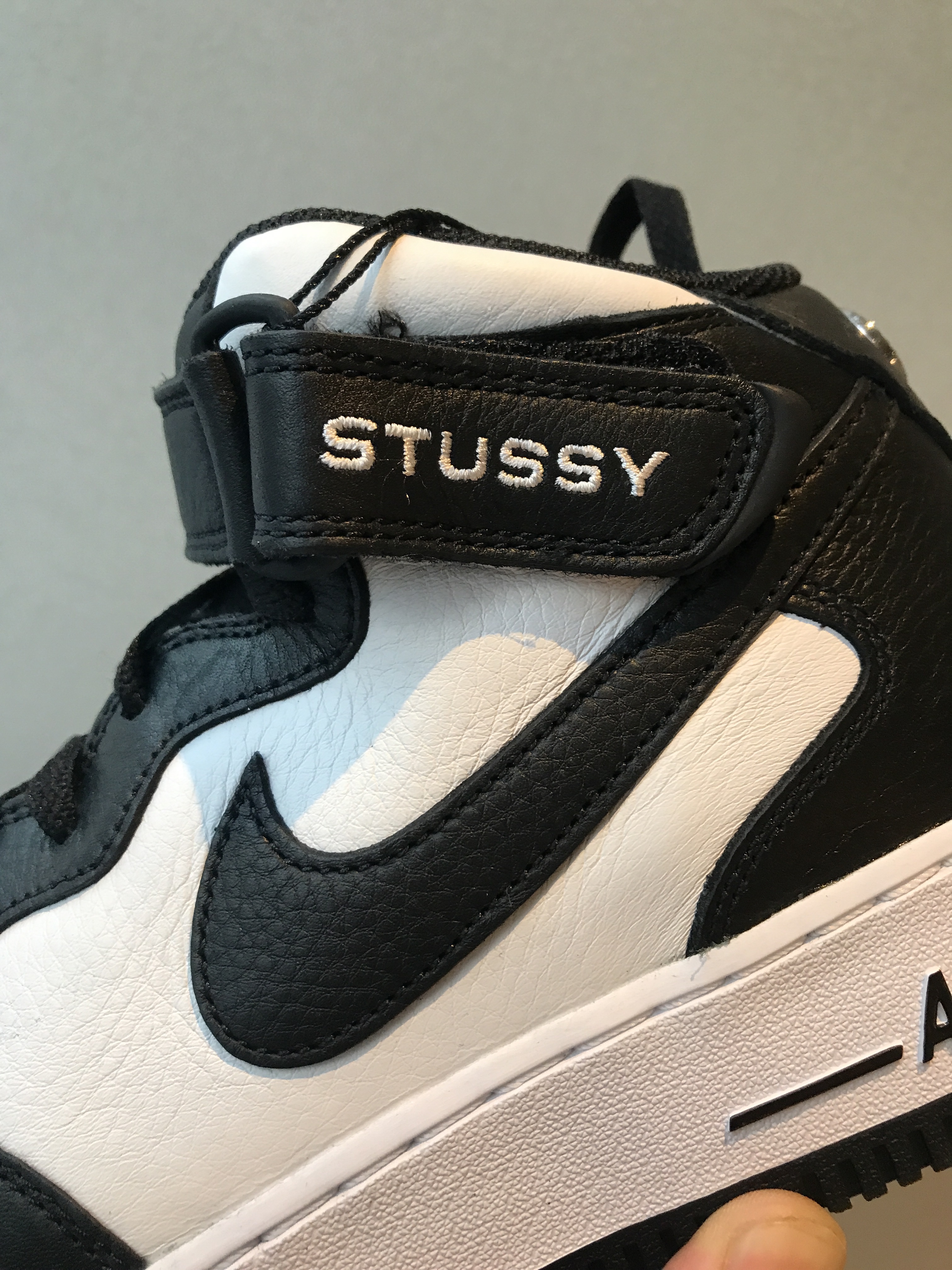 Nike x Stussy Air Force 1 '07 Mid SP Black and Light Bone 착용 스타일 - 3