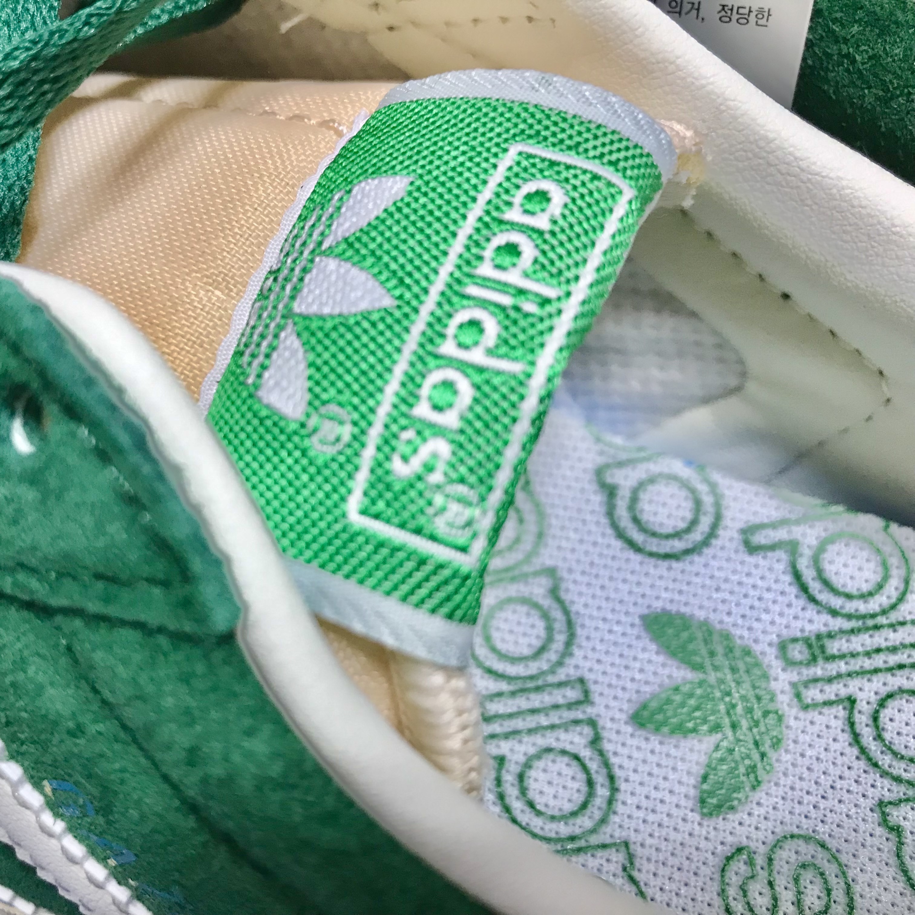 Adidas Gazelle Dark Green Cream White 착용 스타일 - 2