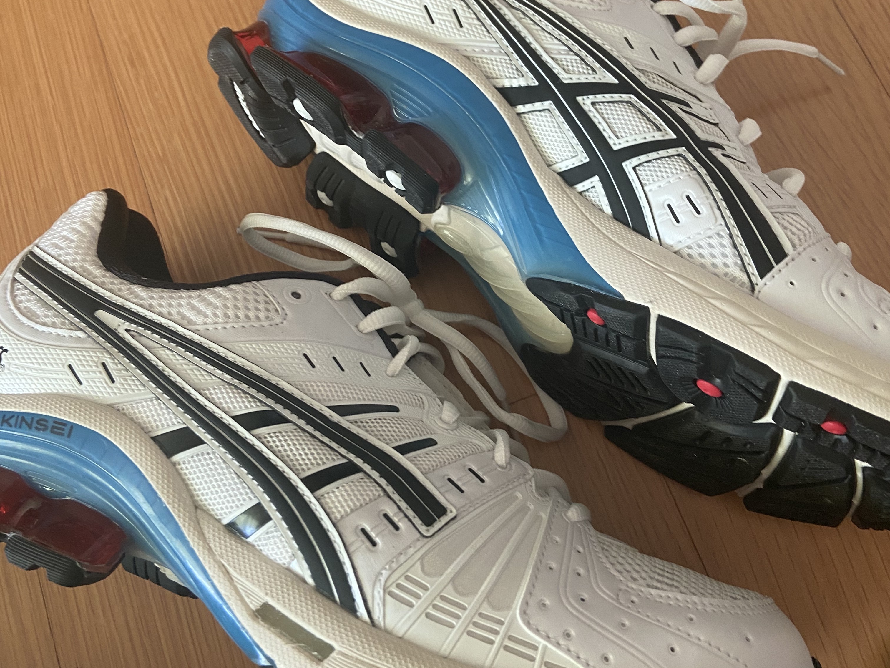 Asics Gel-Kinsei OG White Black Blue 착용 스타일