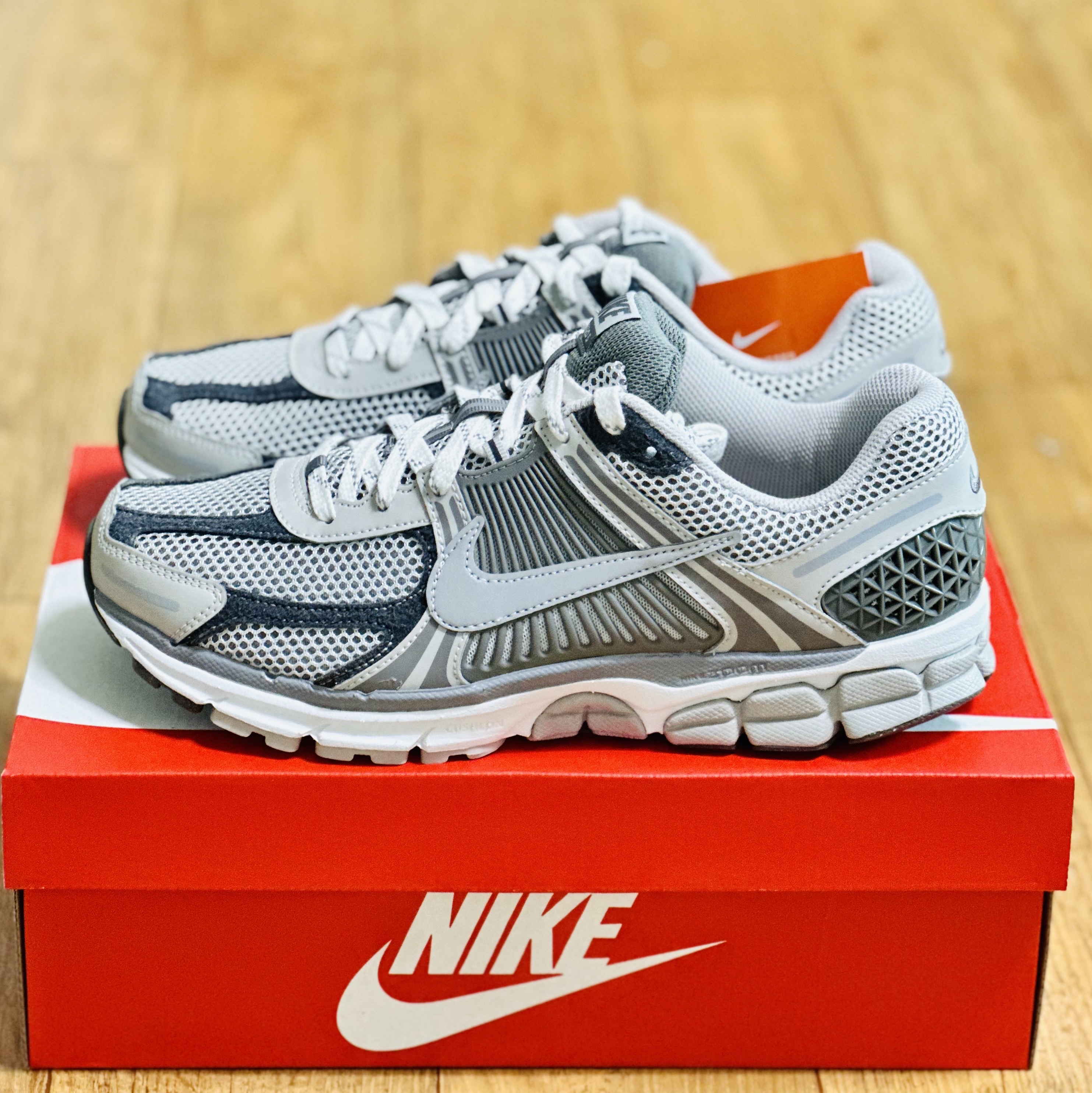 Nike Zoom Vomero 5 PRM Light Iron Ore and Flat Fewter 착용 스타일