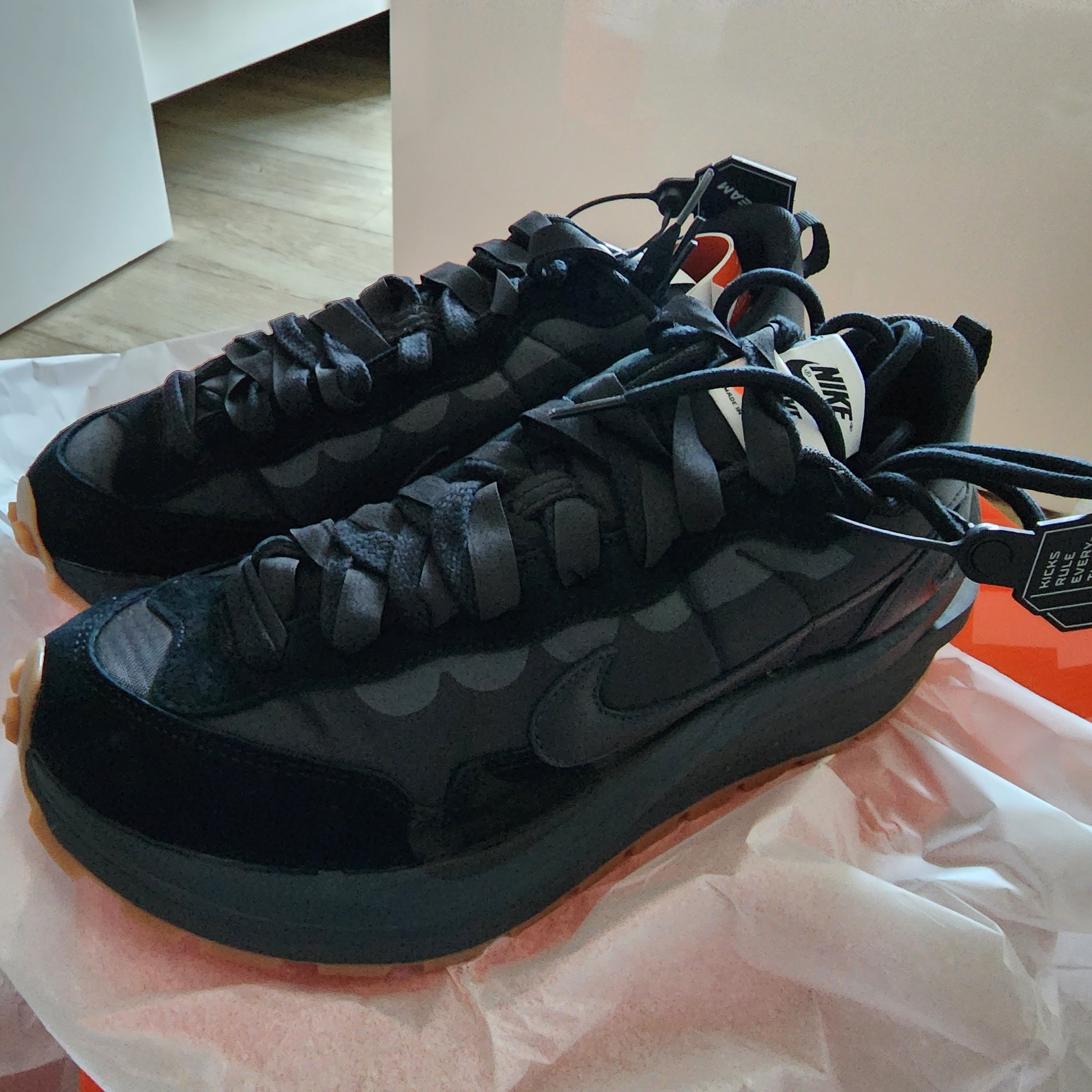 Nike x Sacai VaporWaffle Black and Gum 착용 스타일 - 2