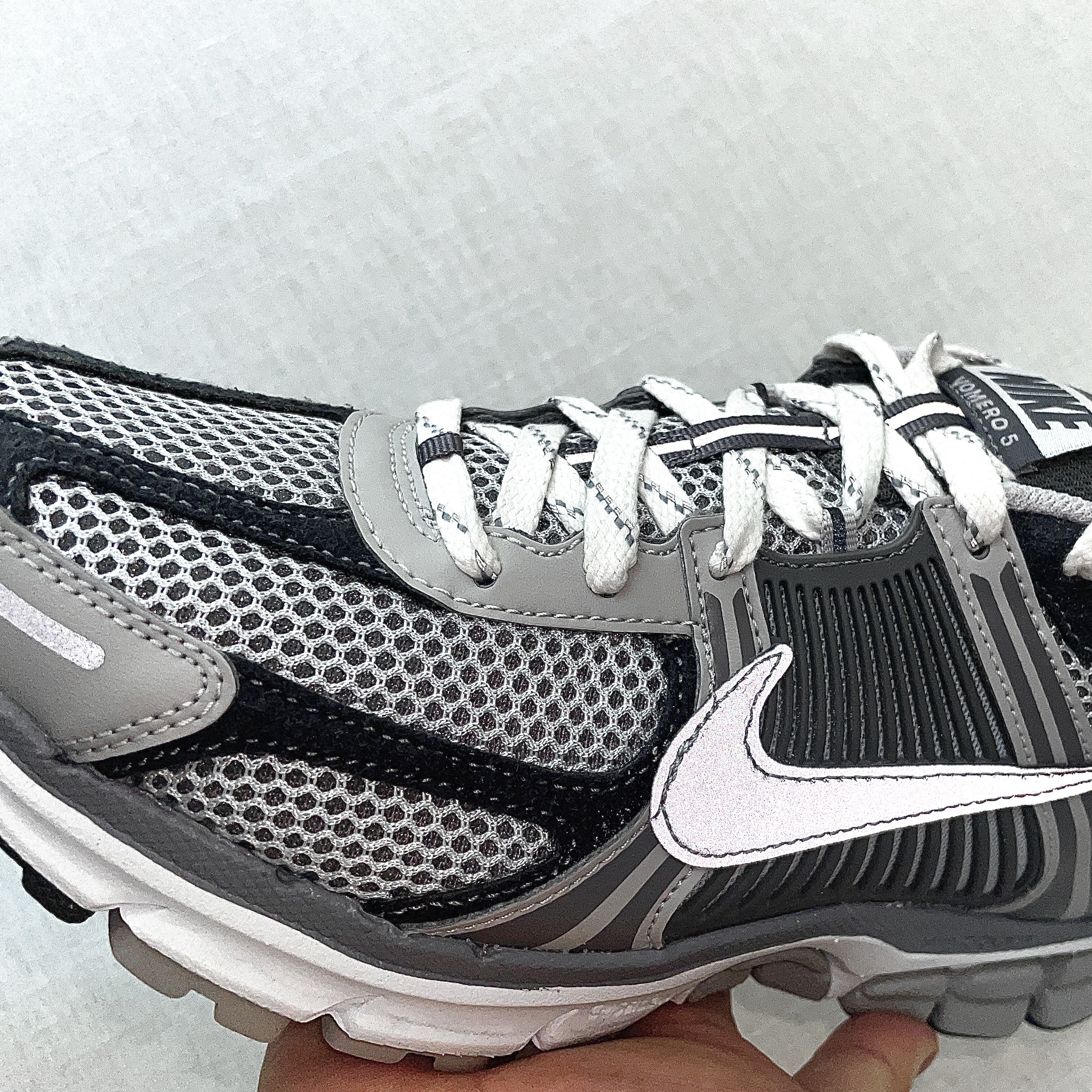 Nike Zoom Vomero 5 PRM Light Iron Ore and Flat Fewter 착용 스타일