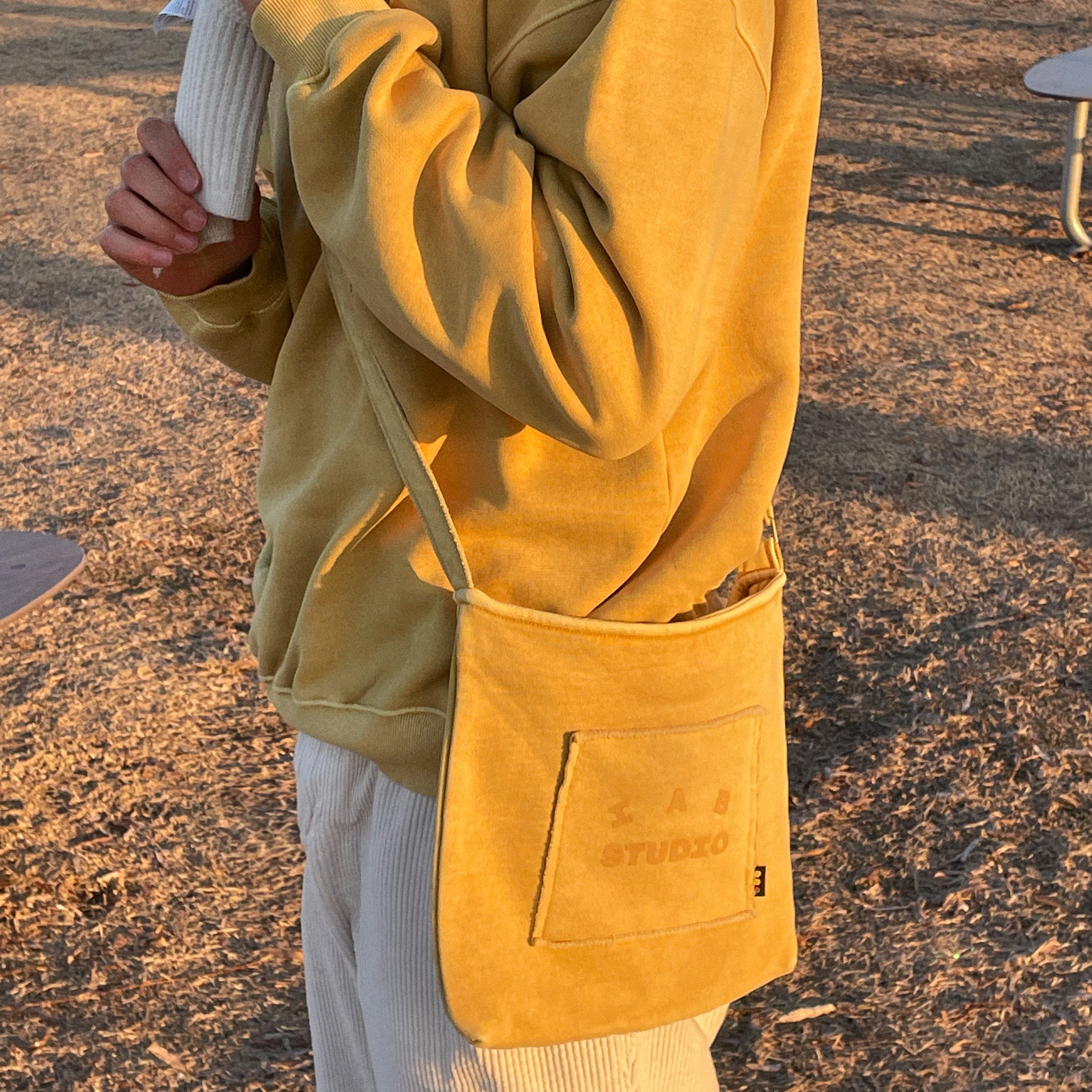 IAB Studio Pigment Sweatshirt & Mini Bag Mustard 착용 스타일 - 3