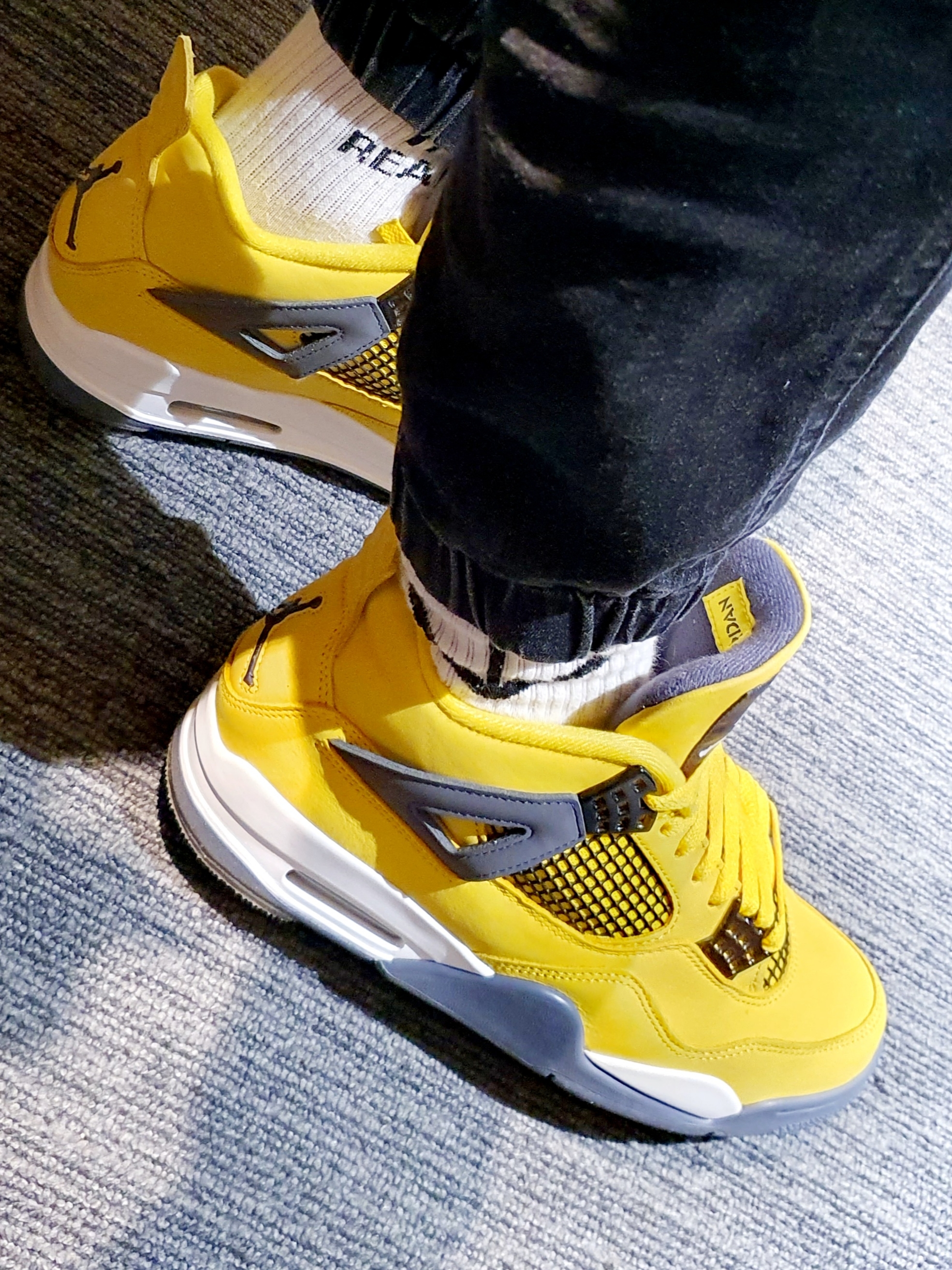Jordan 4 Retro Tour Yellow 착용 스타일 - 3