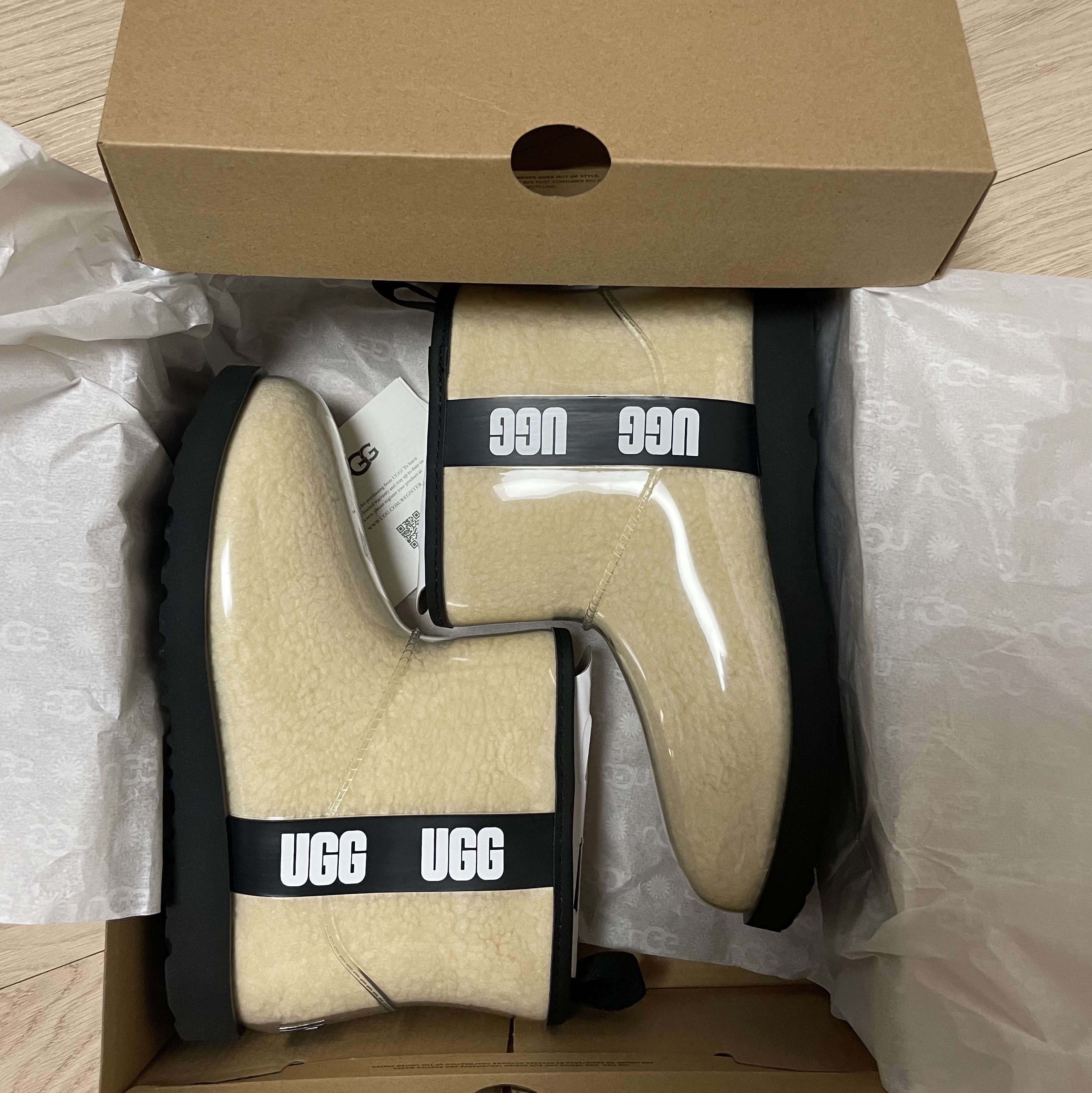 (Kids) UGG Classic Clear Mini II Natural Black 착용 스타일