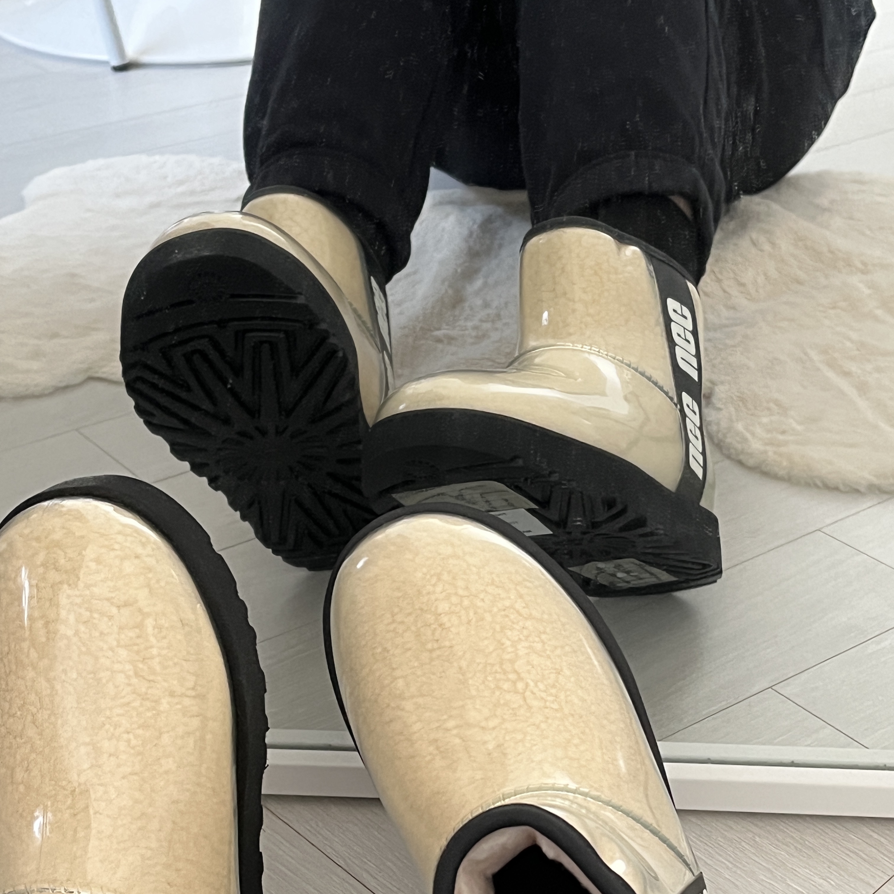 (W) UGG Classic Clear Mini Boots Natural Black 착용 스타일