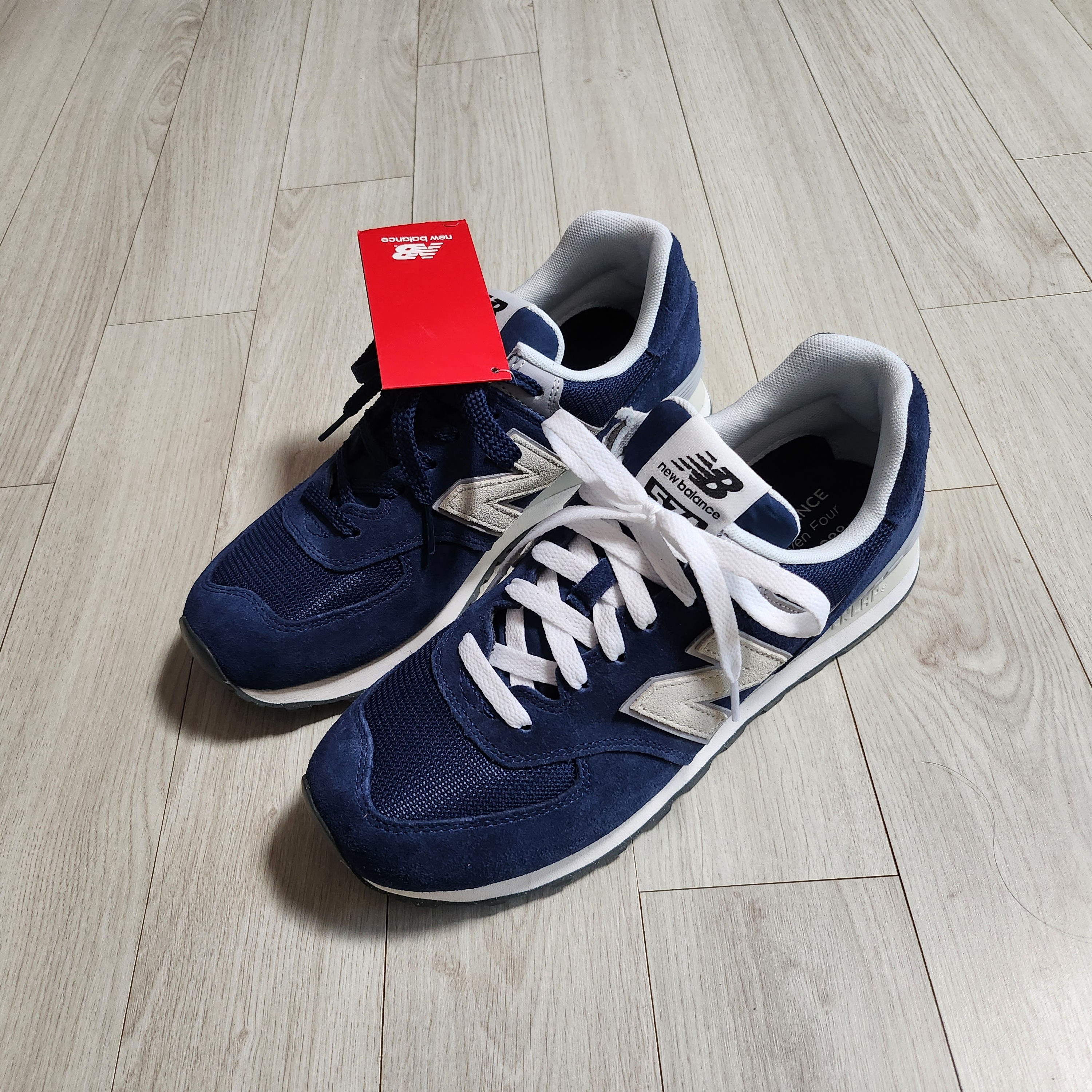 New Balance 574 Classics Reimagined Navy 착용 스타일 - 2