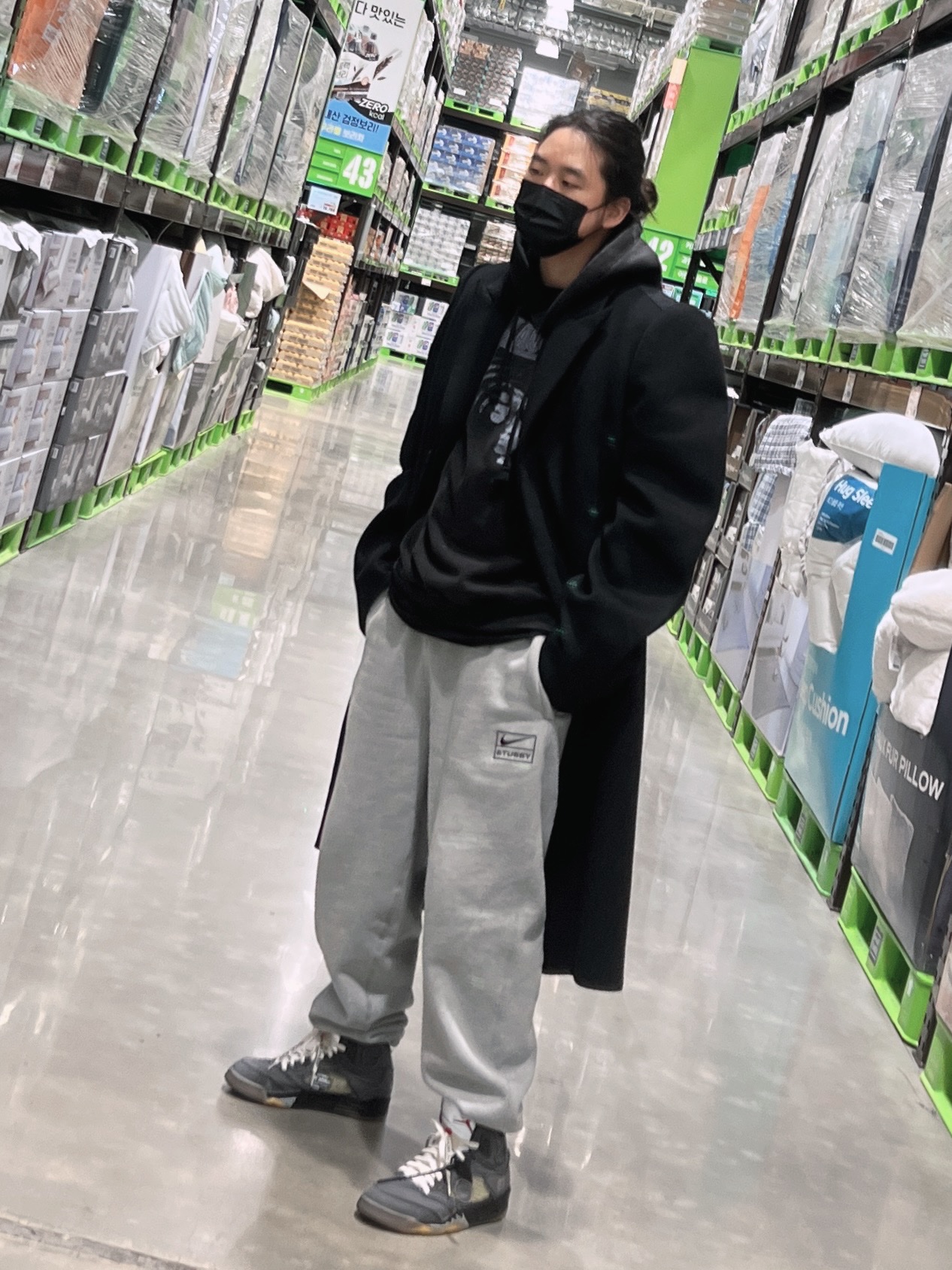 Jordan 5 x Off-White Retro SP Black Muslin, Nike x Stussy NRG RA Fleece Pants Dark Grey Heather (DJ9490-063) 착용 스타일 - 1