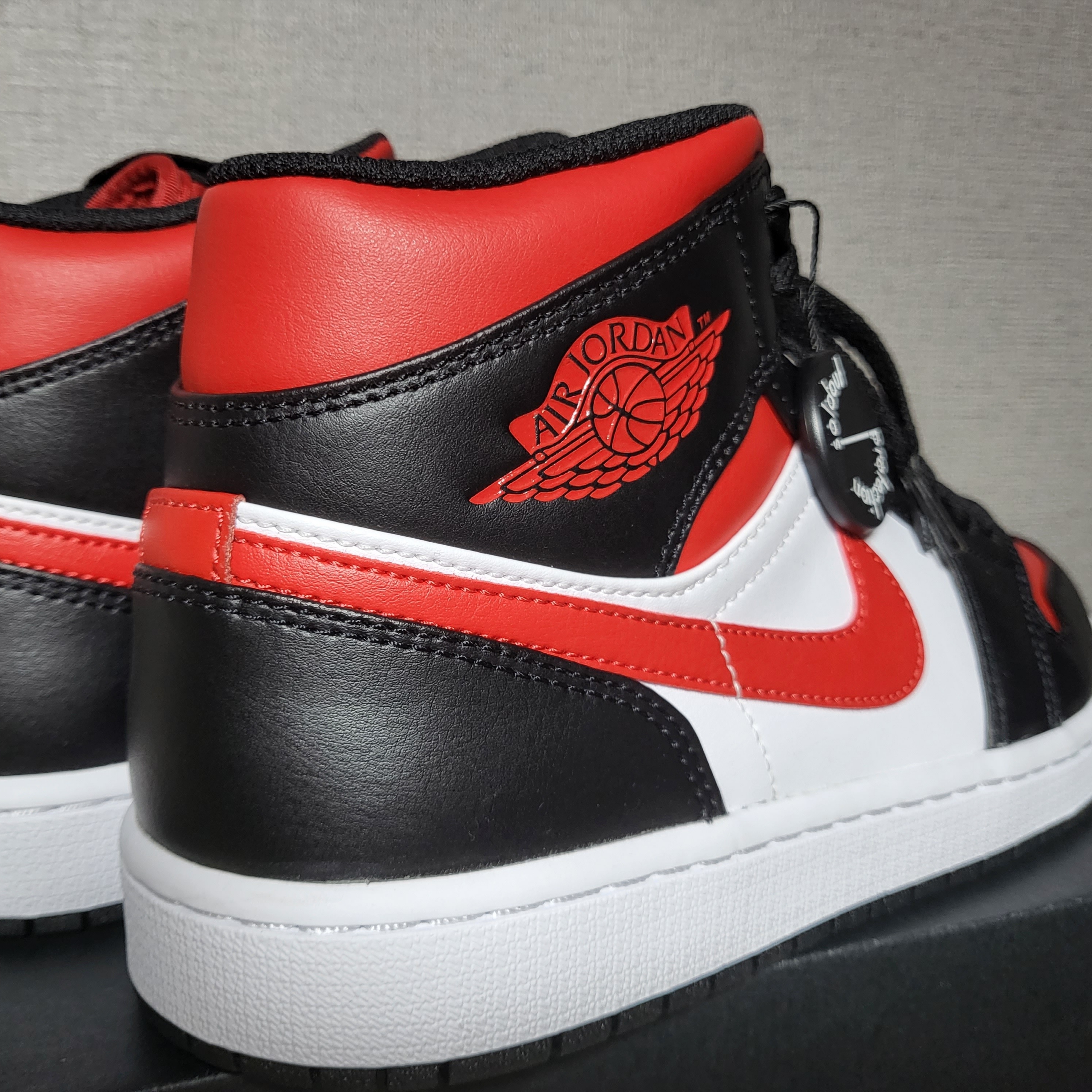 Jordan 1 Mid Black Fire Red 착용 스타일 - 2