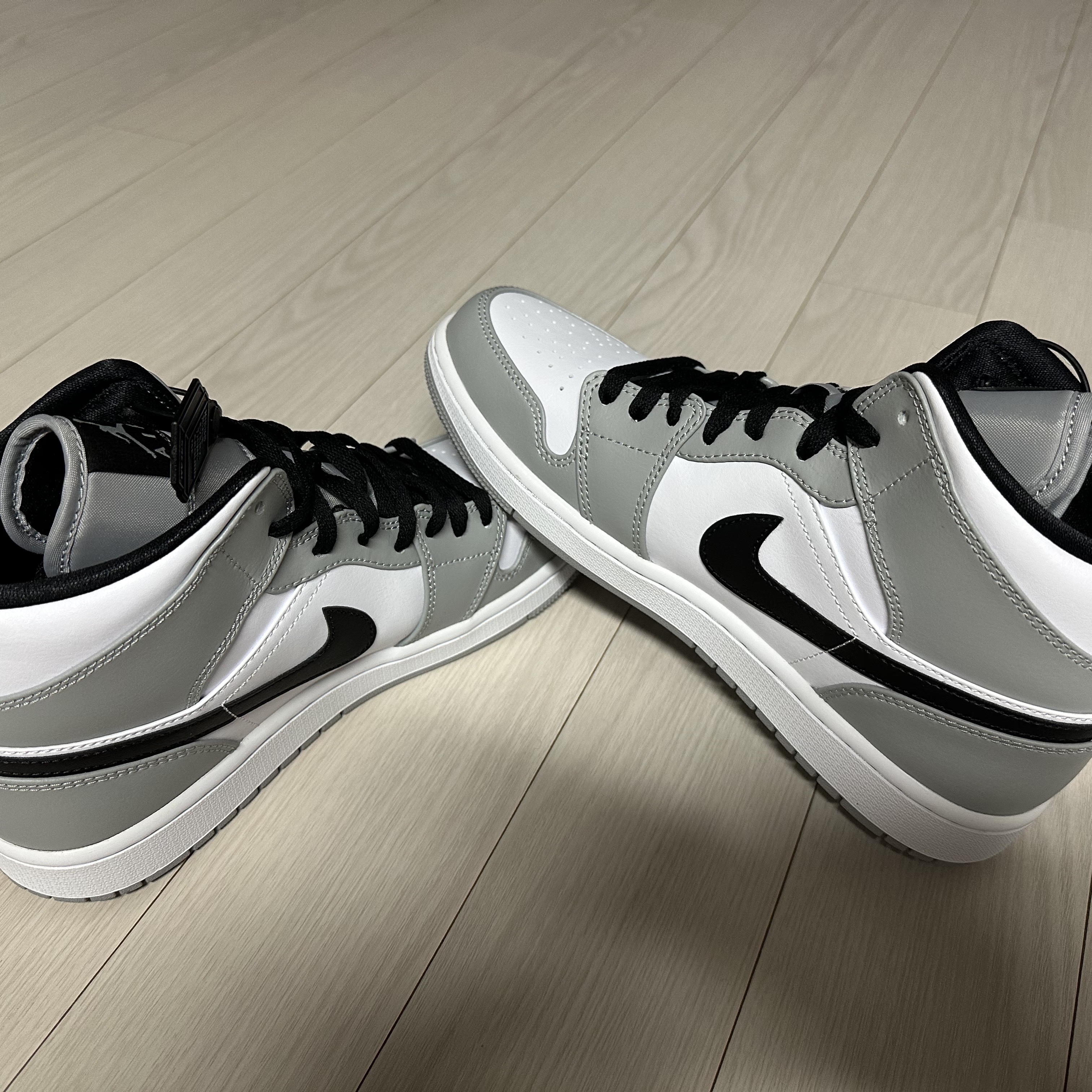 Jordan 1 Mid Light Smoke Grey 착용 스타일 - 2