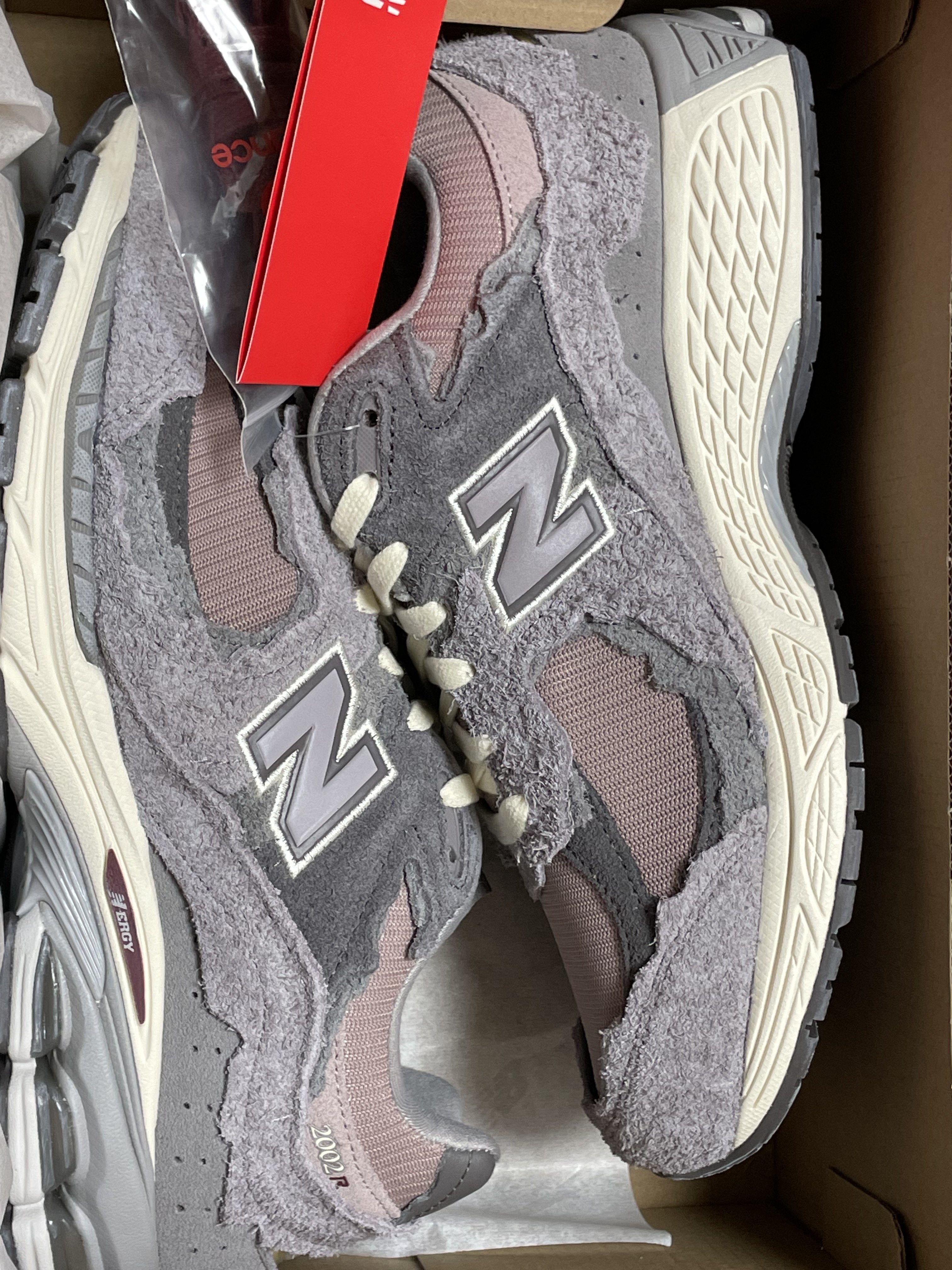 New Balance 2002R Protection Pack Zinc Eiffel Tower 착용 스타일