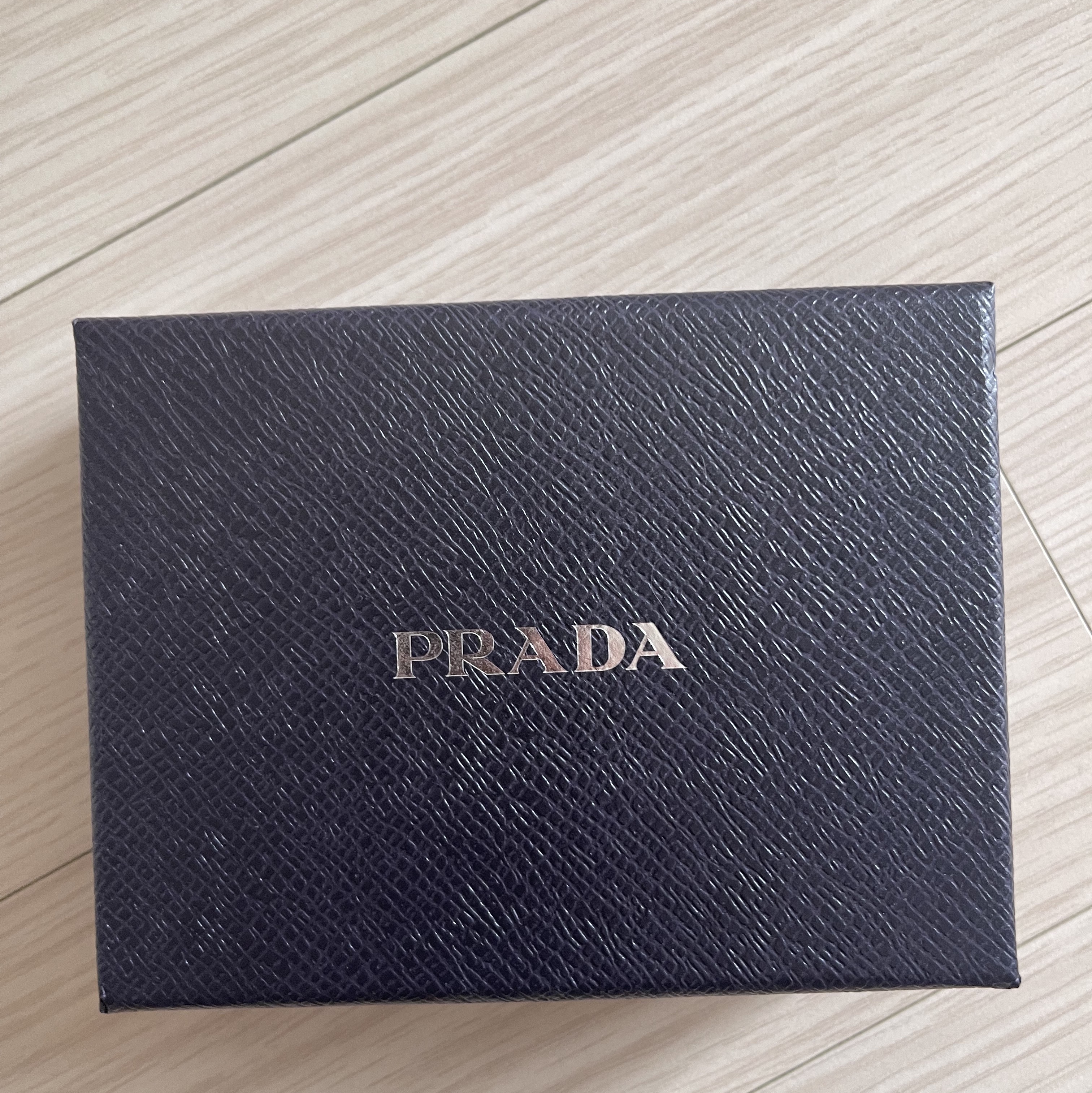 Prada Saffiano Metal Logo Wallet Black 착용 스타일 - 1