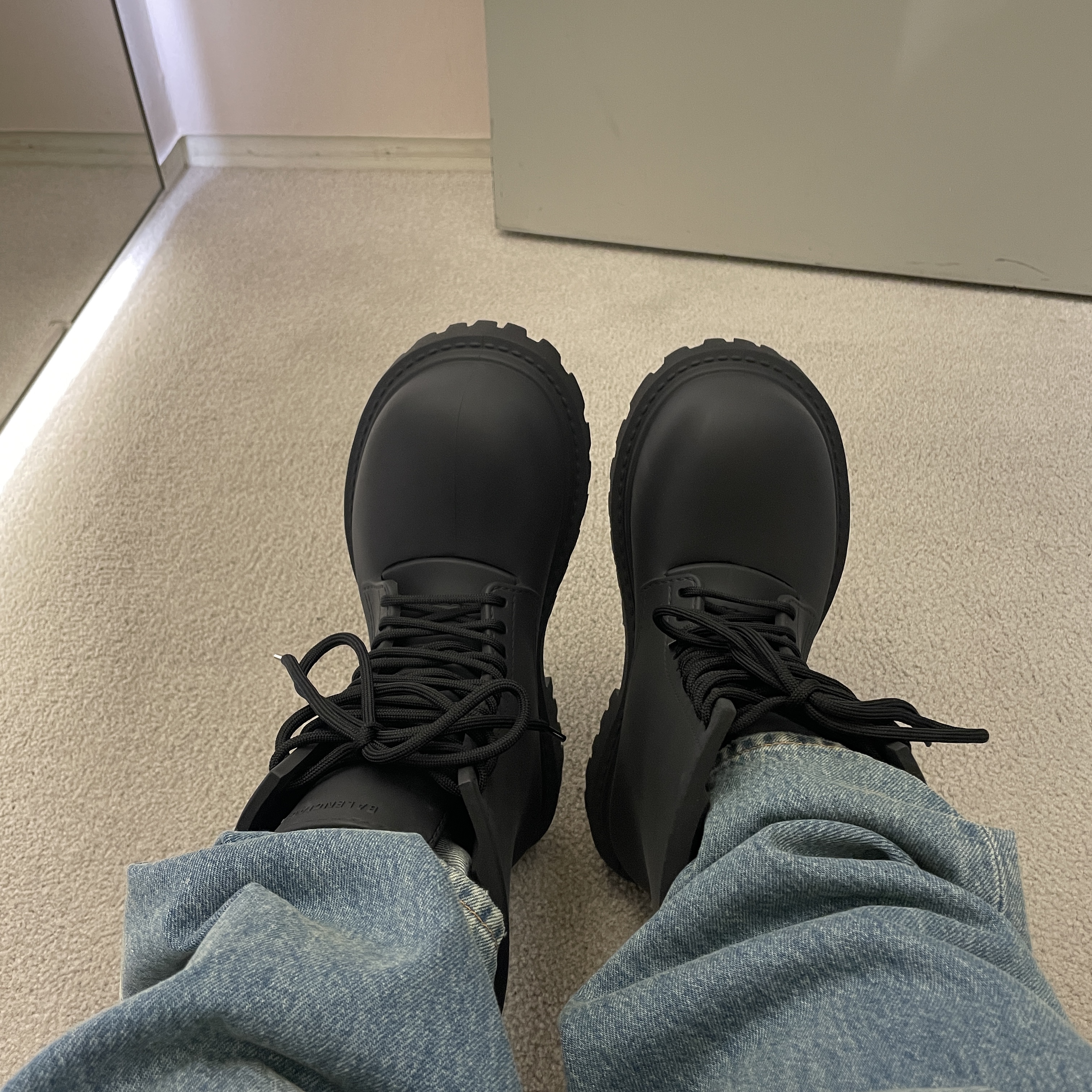 Balenciaga XL Army Boots Full Eva Black 착용 스타일 - 2