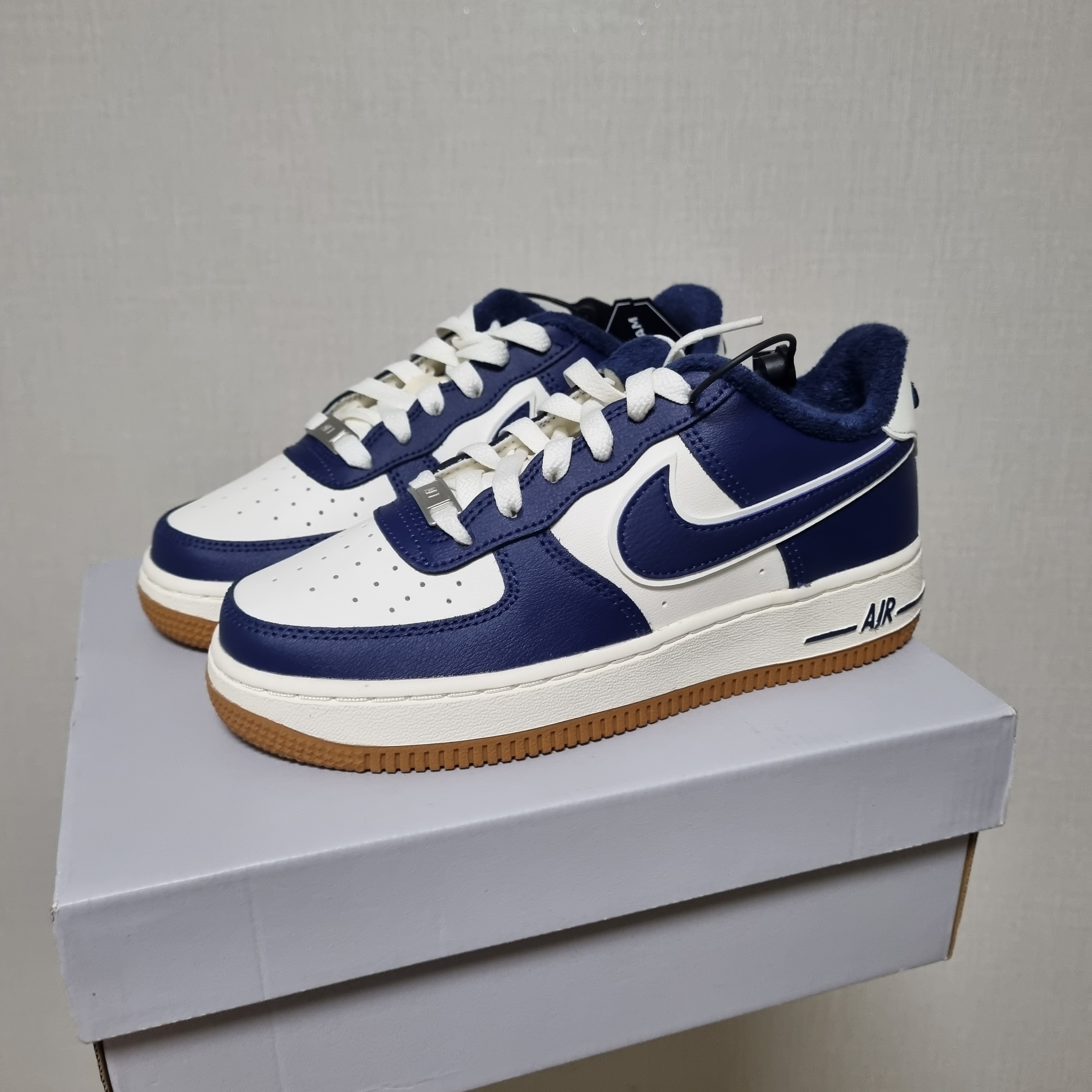 Nike Air Force 1 '07 LV8 Midnight Navy 착용 스타일