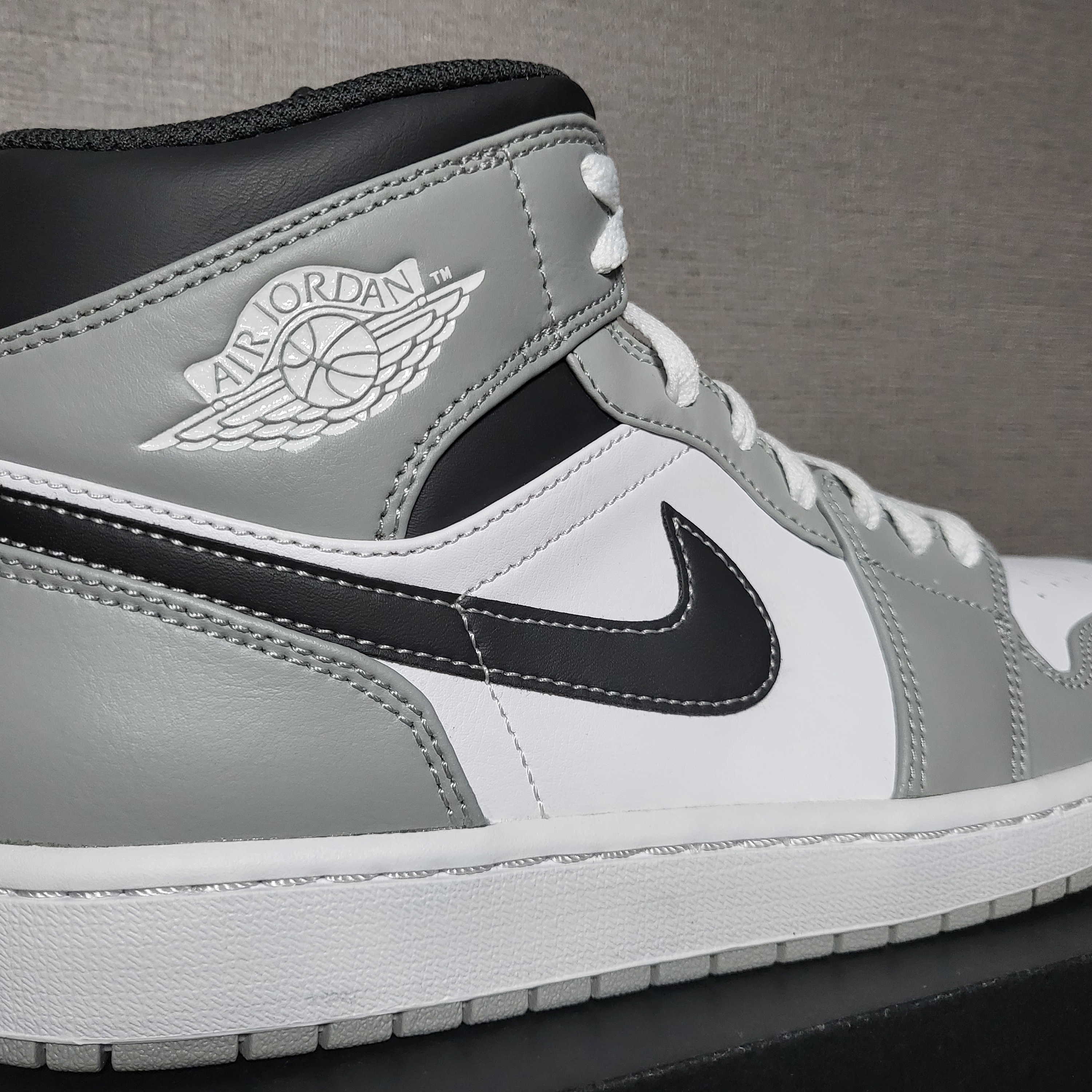 Jordan 1 Mid Light Smoke Grey Anthracite 착용 스타일 - 2