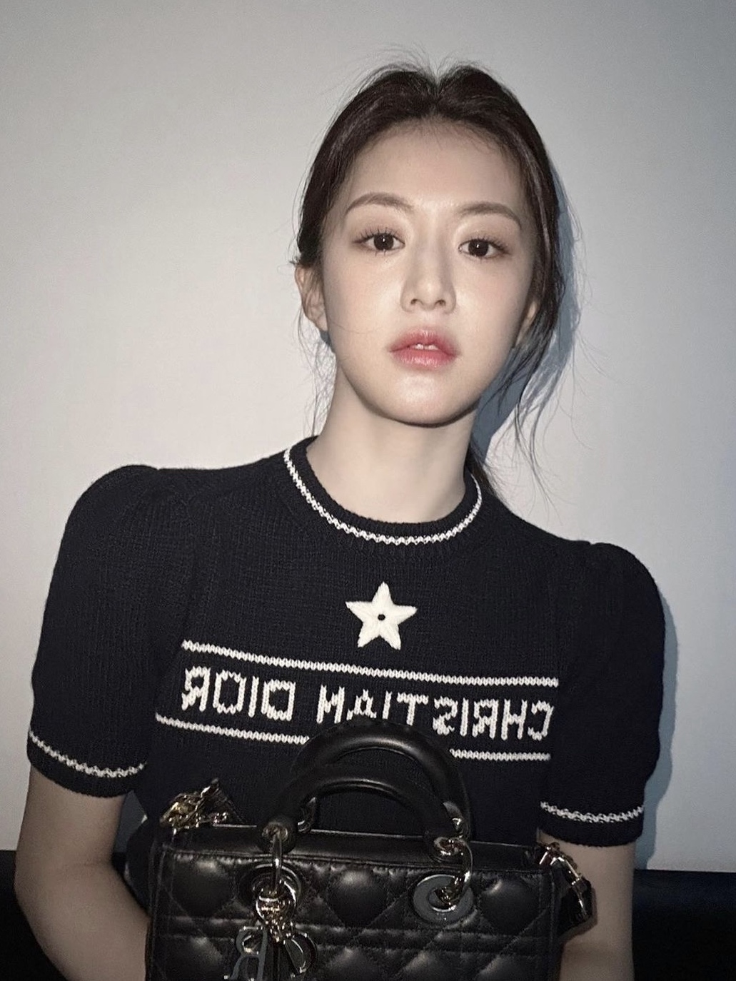 (W) Dior Christian Dior Short Sleeved Sweater Cashmere Wool Knit Navy Blue, Dior Small Lady D-Joy Bag Cannage Lambskin Black 착용 스타일