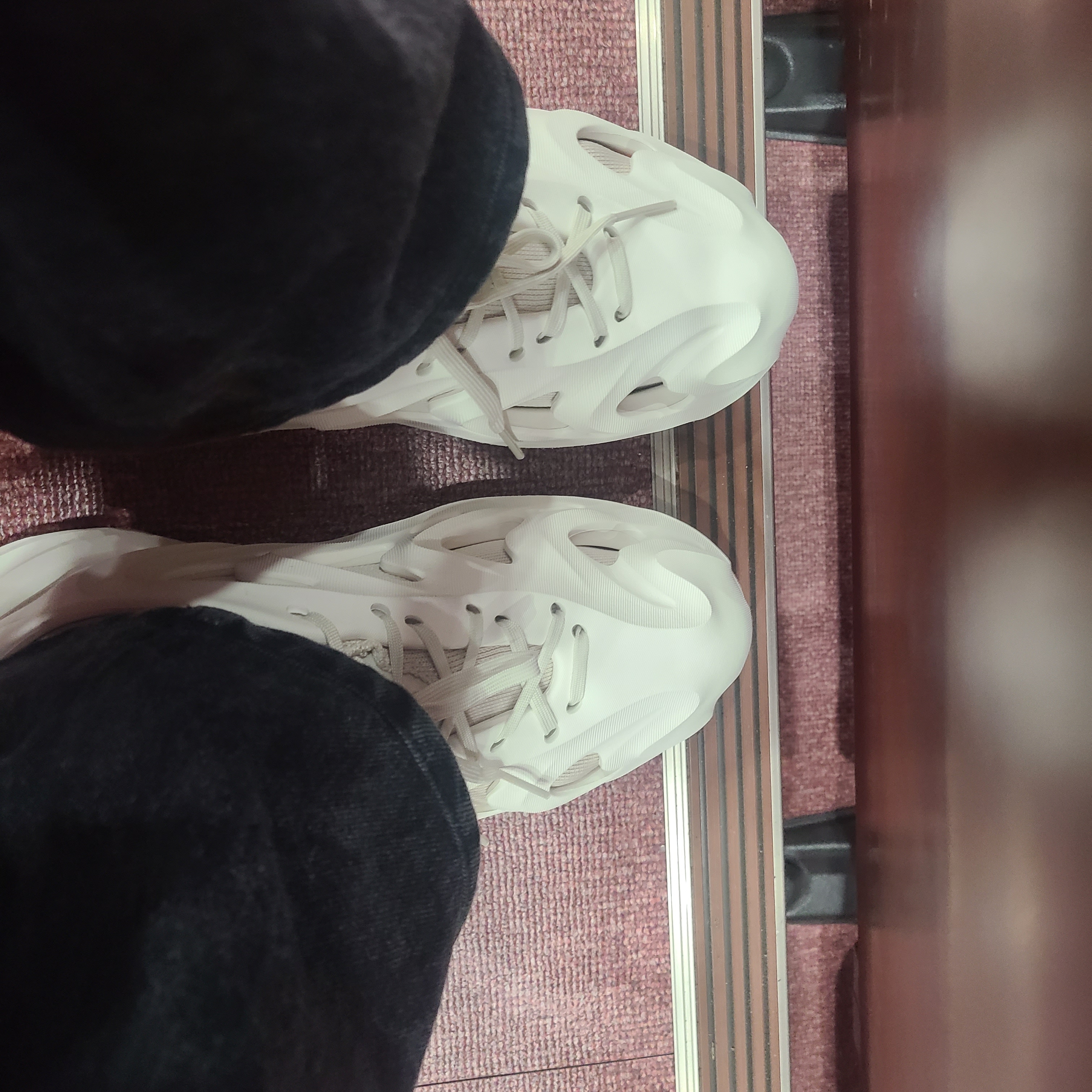 Adidas Adifom Q Off White 착용 스타일 - 2