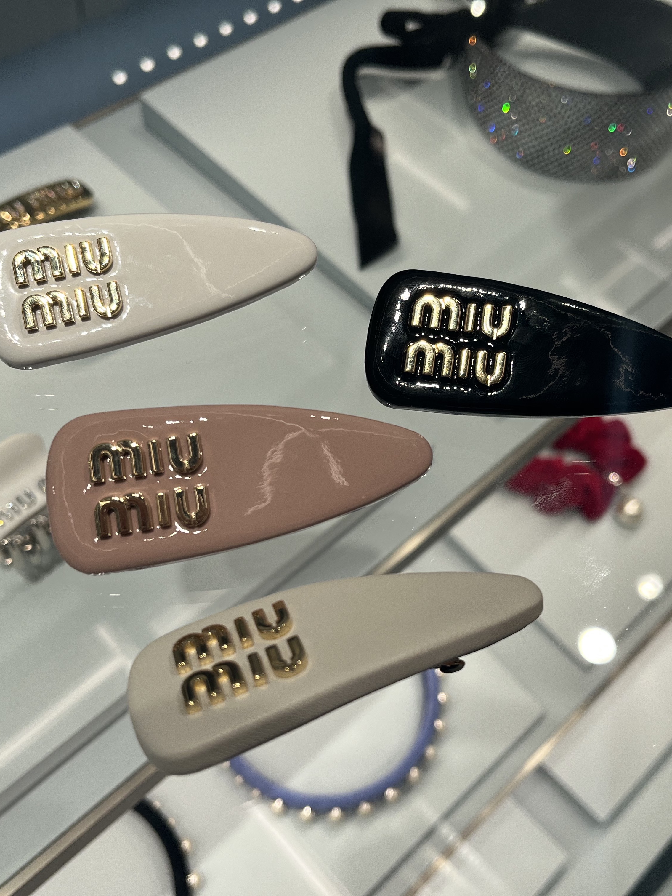 (W) Miu Miu Patent Leather Hair Clip Black, (W) Miu Miu Patent Leather Hair Clip Alabaster Pink 착용 스타일 - 2