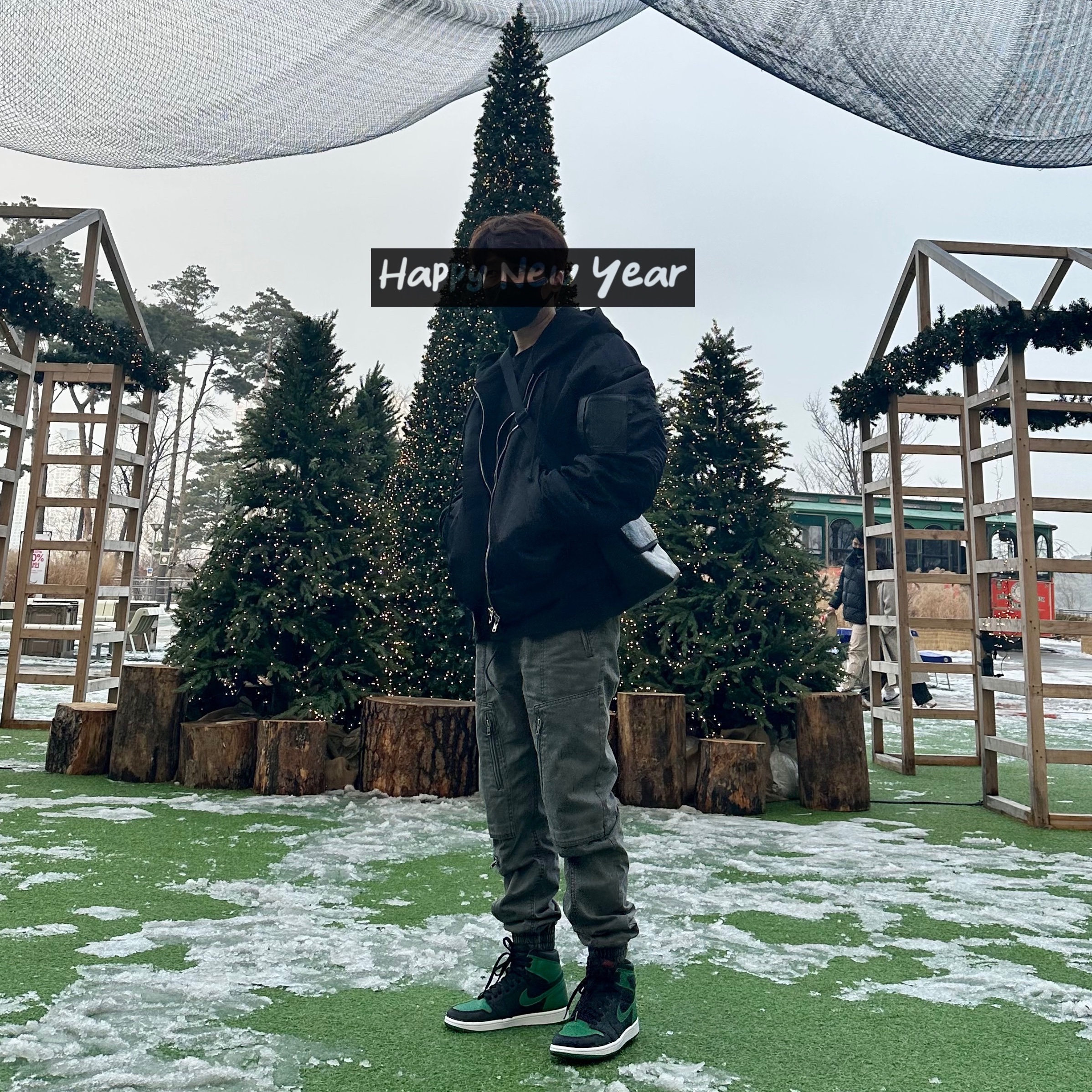 Juun.J Detachable Hood MA-1 Jumper Black - 22SS 착용 스타일 - 1