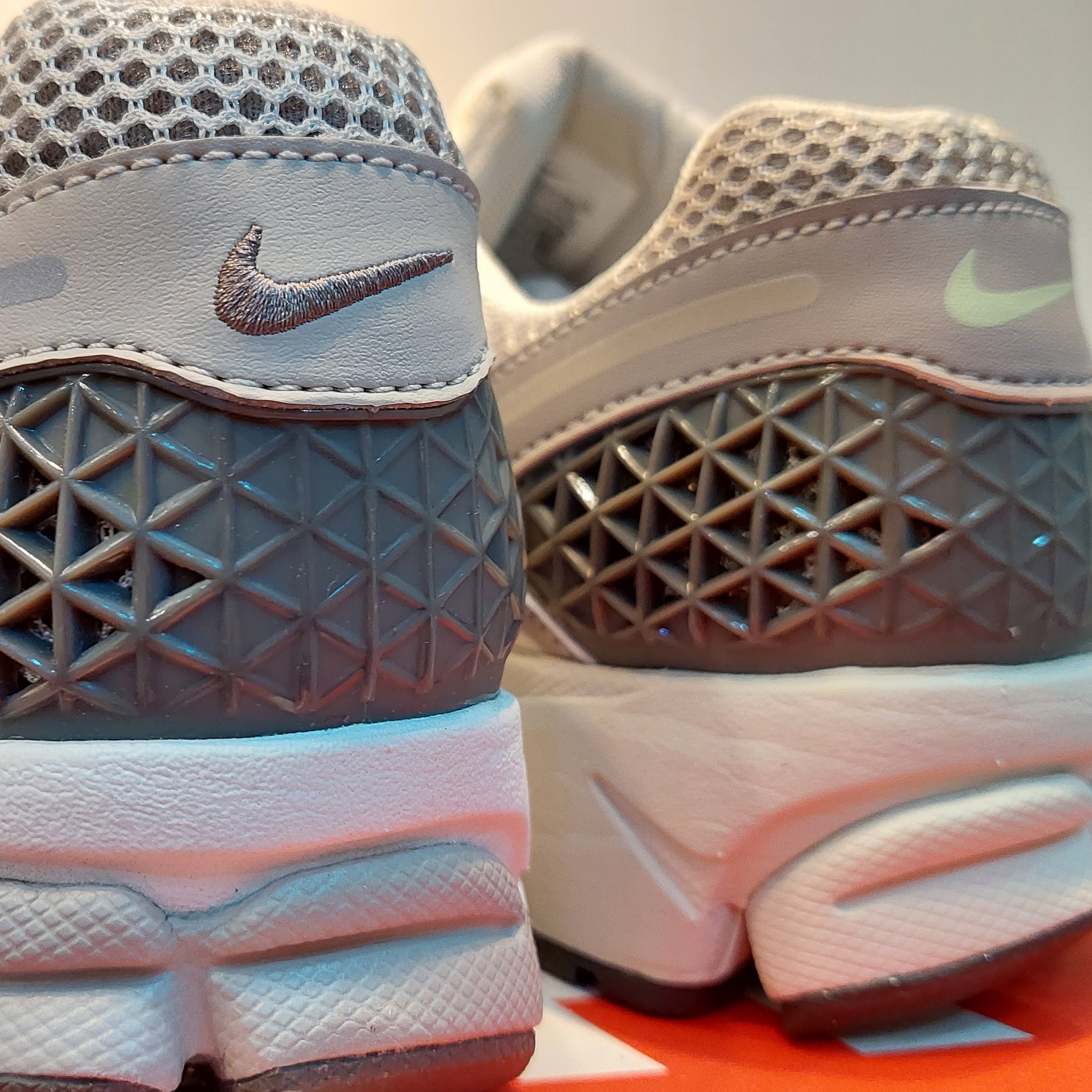 Nike Zoom Vomero 5 PRM Light Iron Ore and Flat Fewter, (W) Nike Zoom Vomero 5 Cobblestone and Flat Pewter 착용 스타일 - 1
