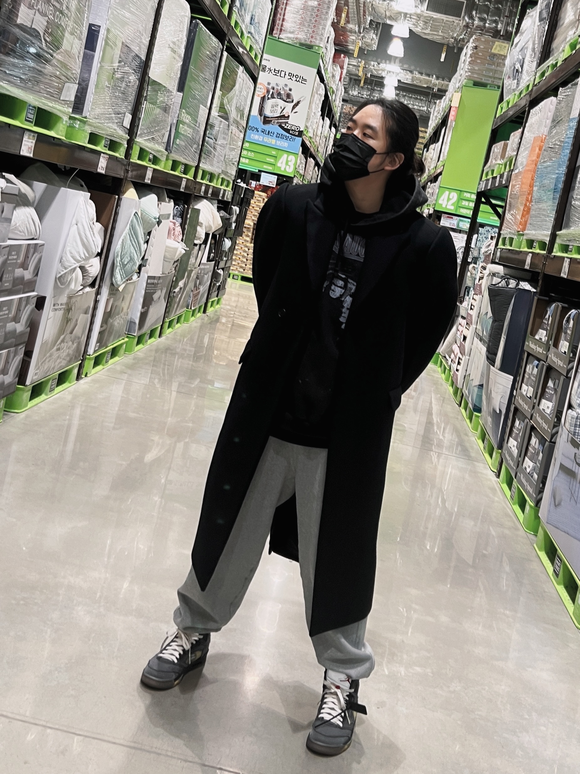 Jordan 5 x Off-White Retro SP Black Muslin, Nike x Stussy NRG RA Fleece Pants Dark Grey Heather (DJ9490-063) 착용 스타일 - 3
