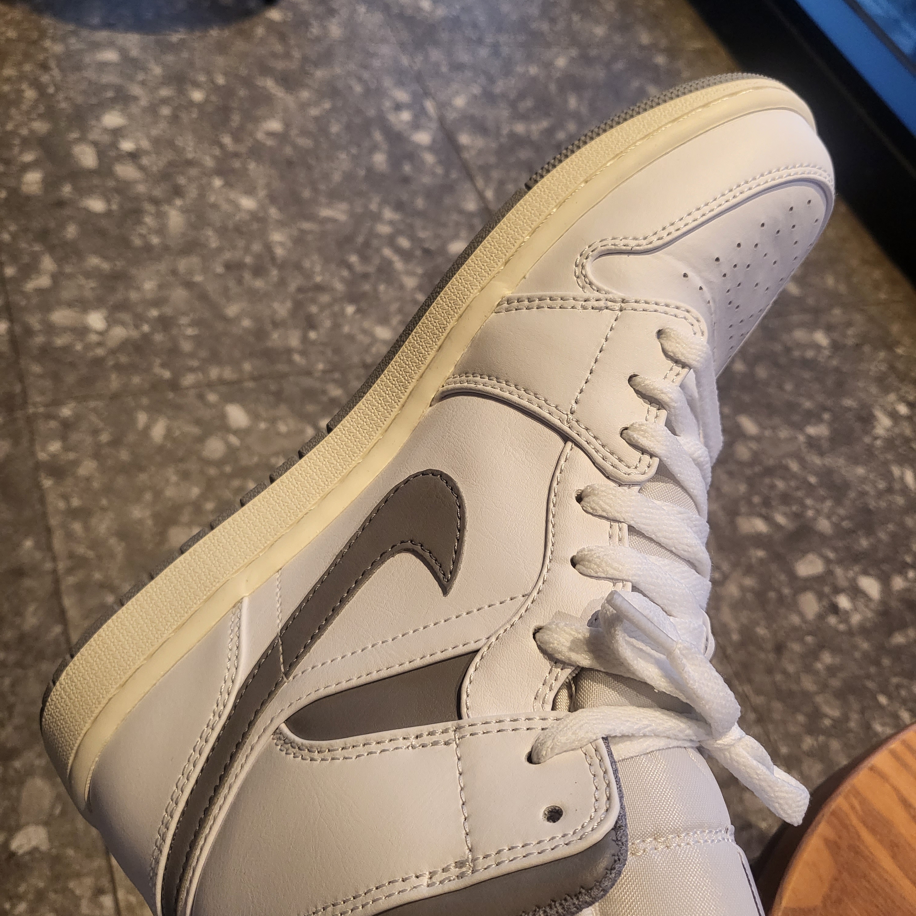 Jordan 1 Mid White Stealth 착용 스타일