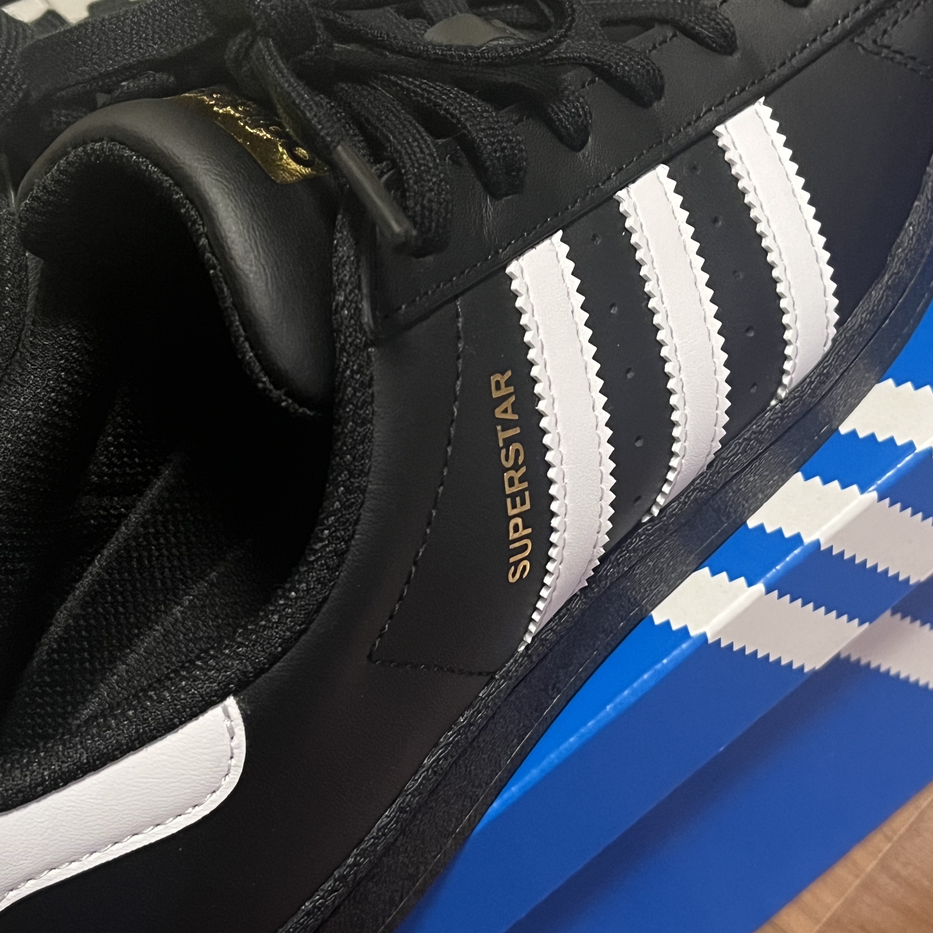 Adidas Superstar Core Black White 착용 스타일 - 2