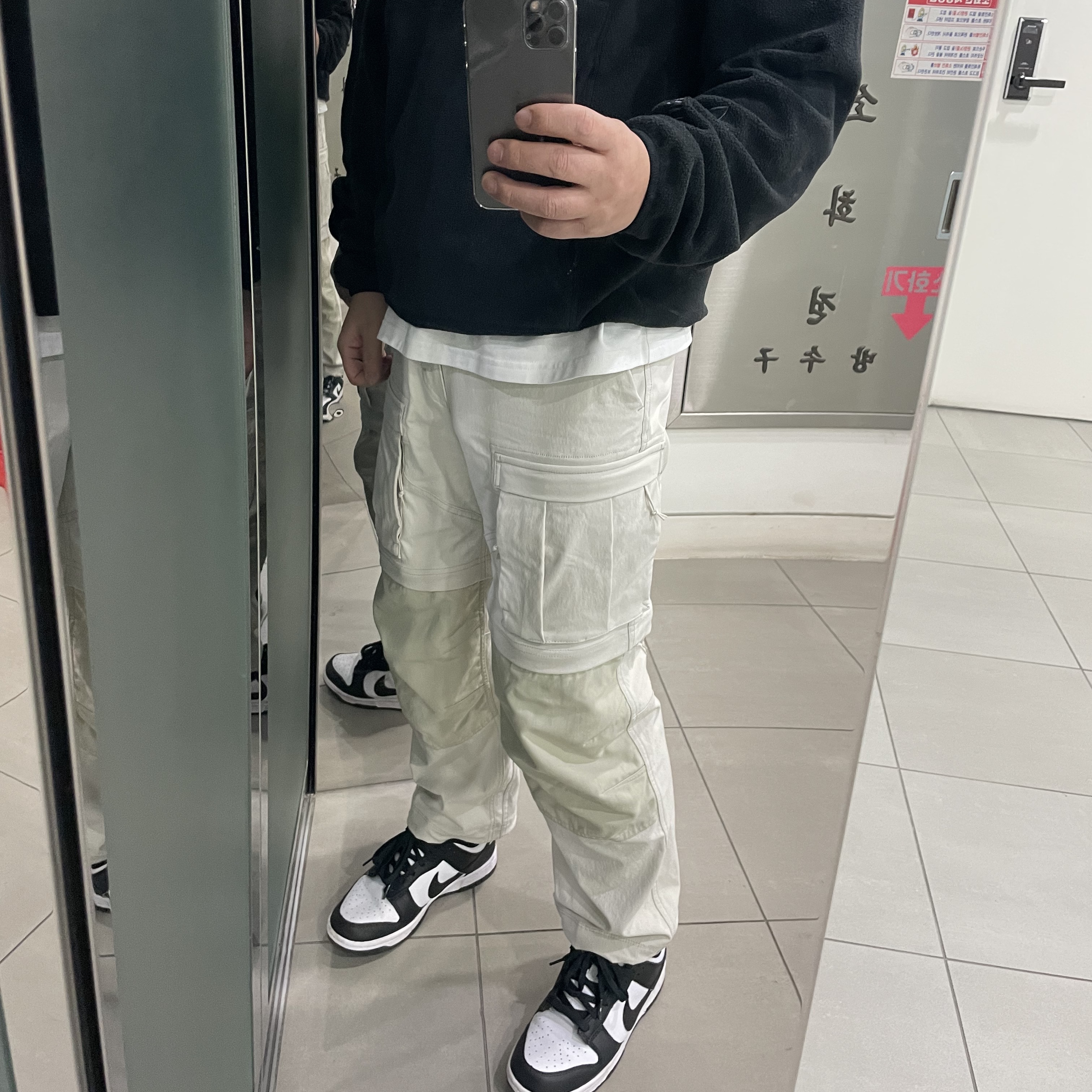 Nike ACG Smith Summit Cargo Pants Light Bone - Asia, Nike ACG Polartec Wolf Tree Pullover Hoodie Black - Asia 착용 스타일 - 2