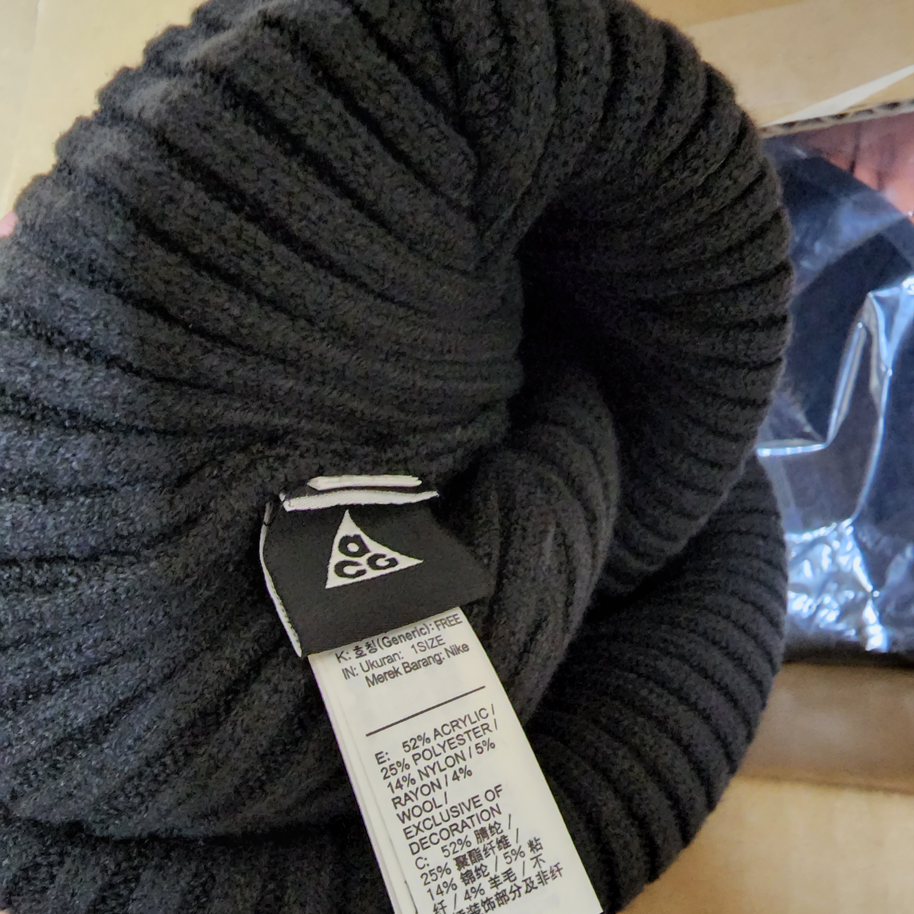 Nike NRG ACG Cuffed Beanie Black 착용 스타일 - 2
