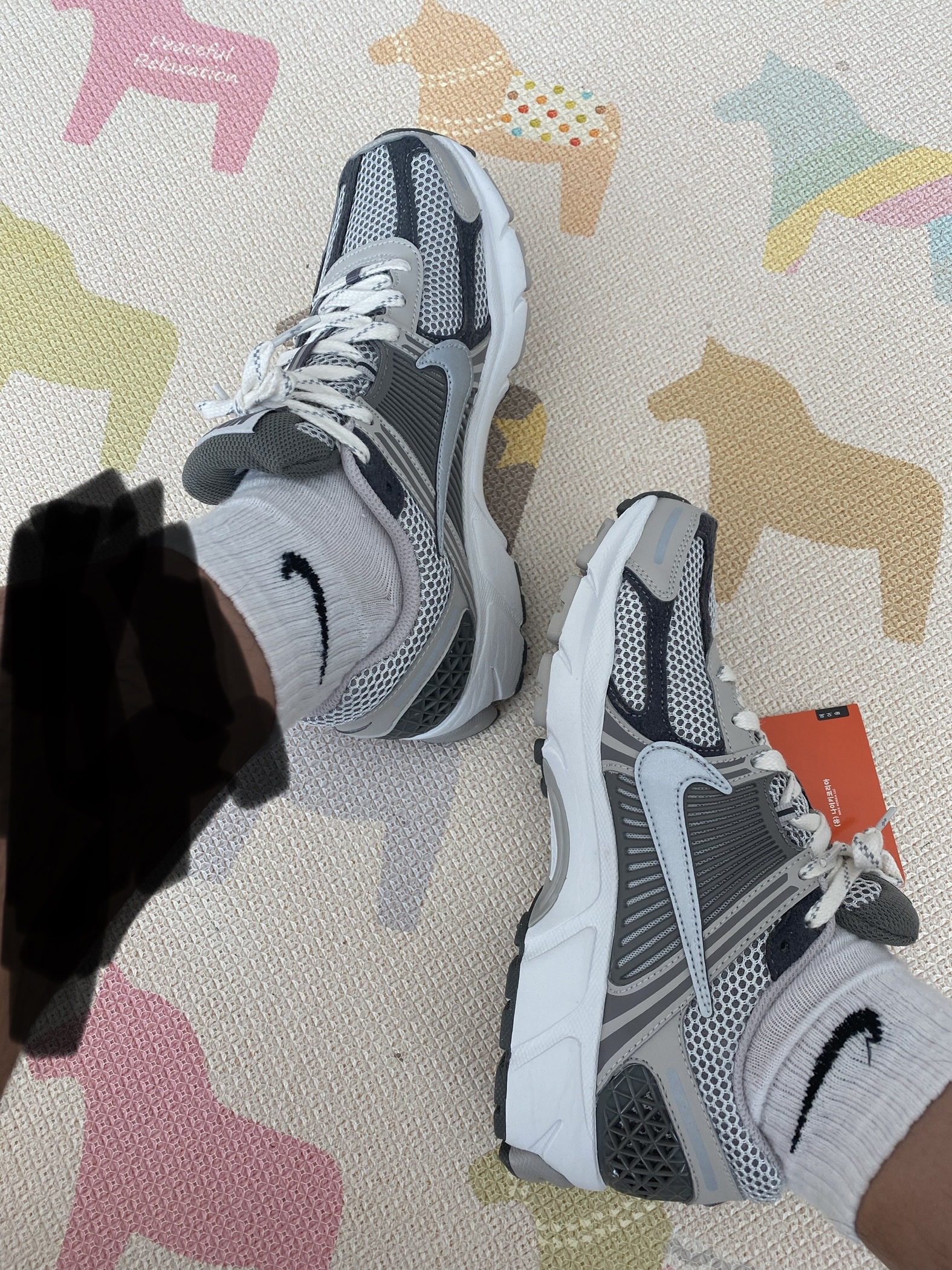 Nike Zoom Vomero 5 PRM Light Iron Ore and Flat Fewter 착용 스타일 - 2