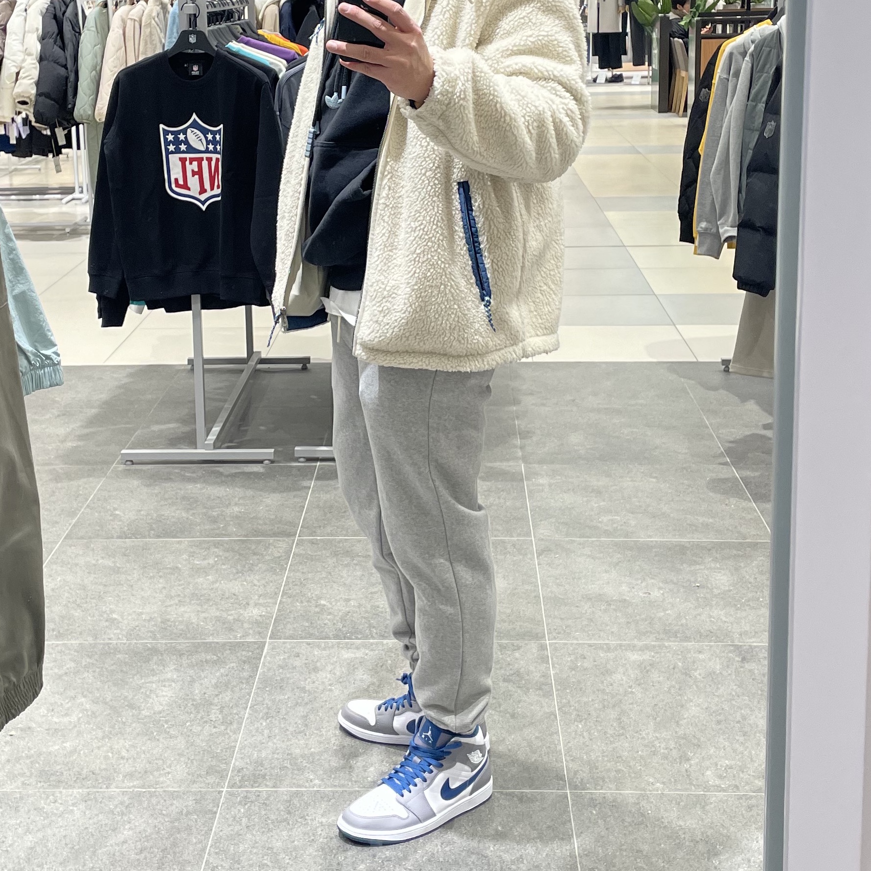 Jordan 1 Mid Cement Grey True Blue 착용 스타일