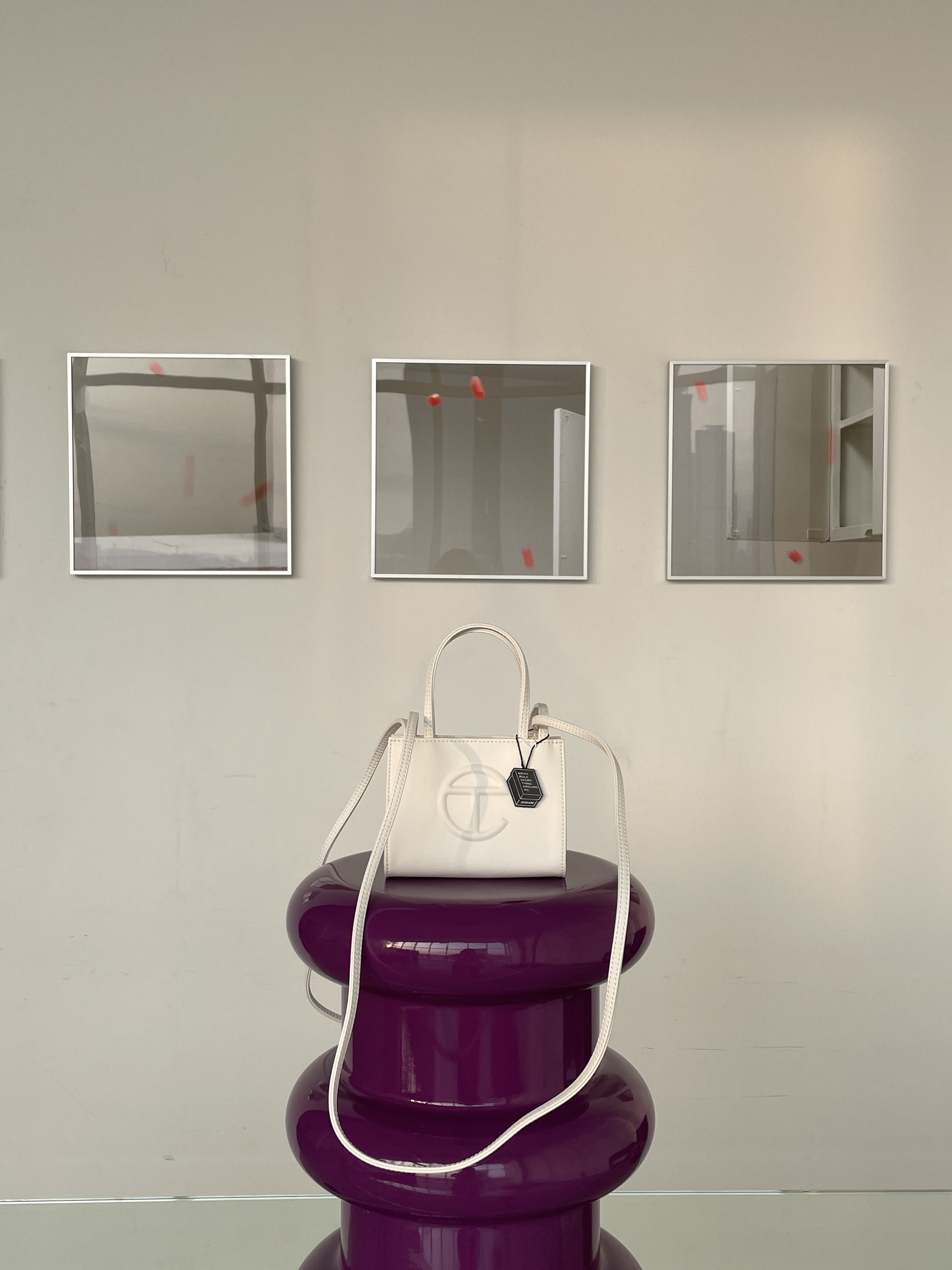 Telfar Small Shopping Bag White 착용 스타일 - 3