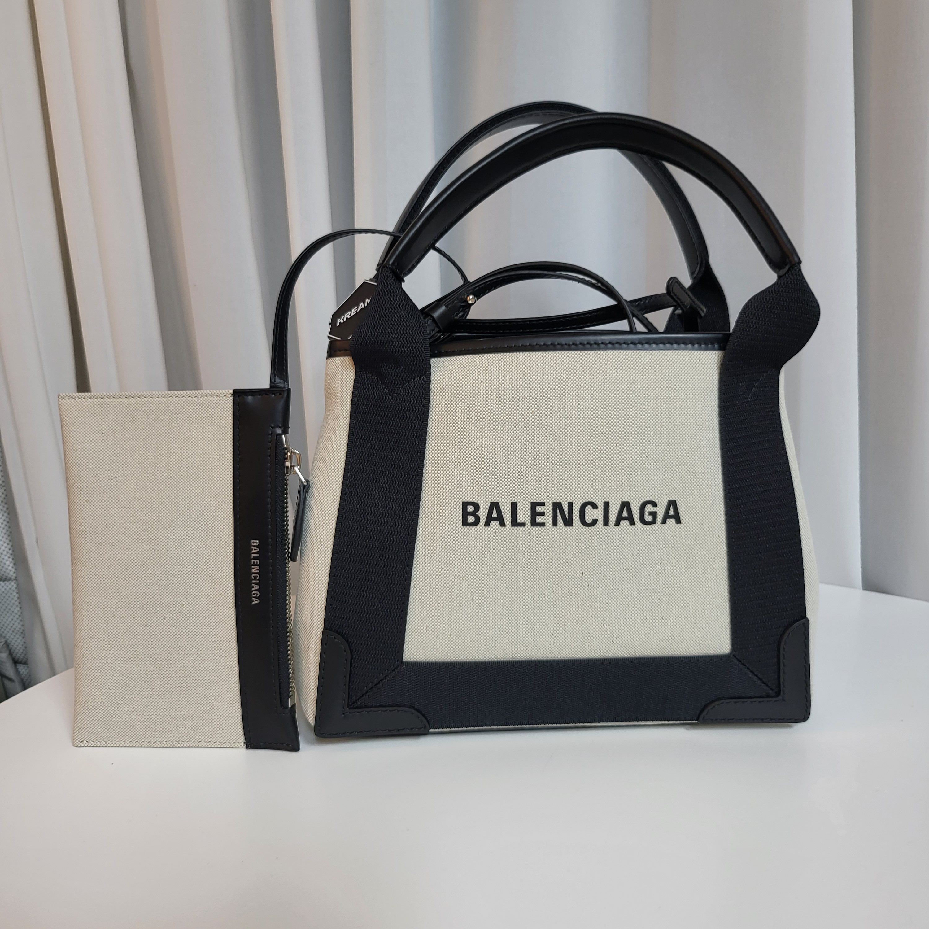 Balenciaga Navy XS Cabas Light Beige Black 착용 스타일