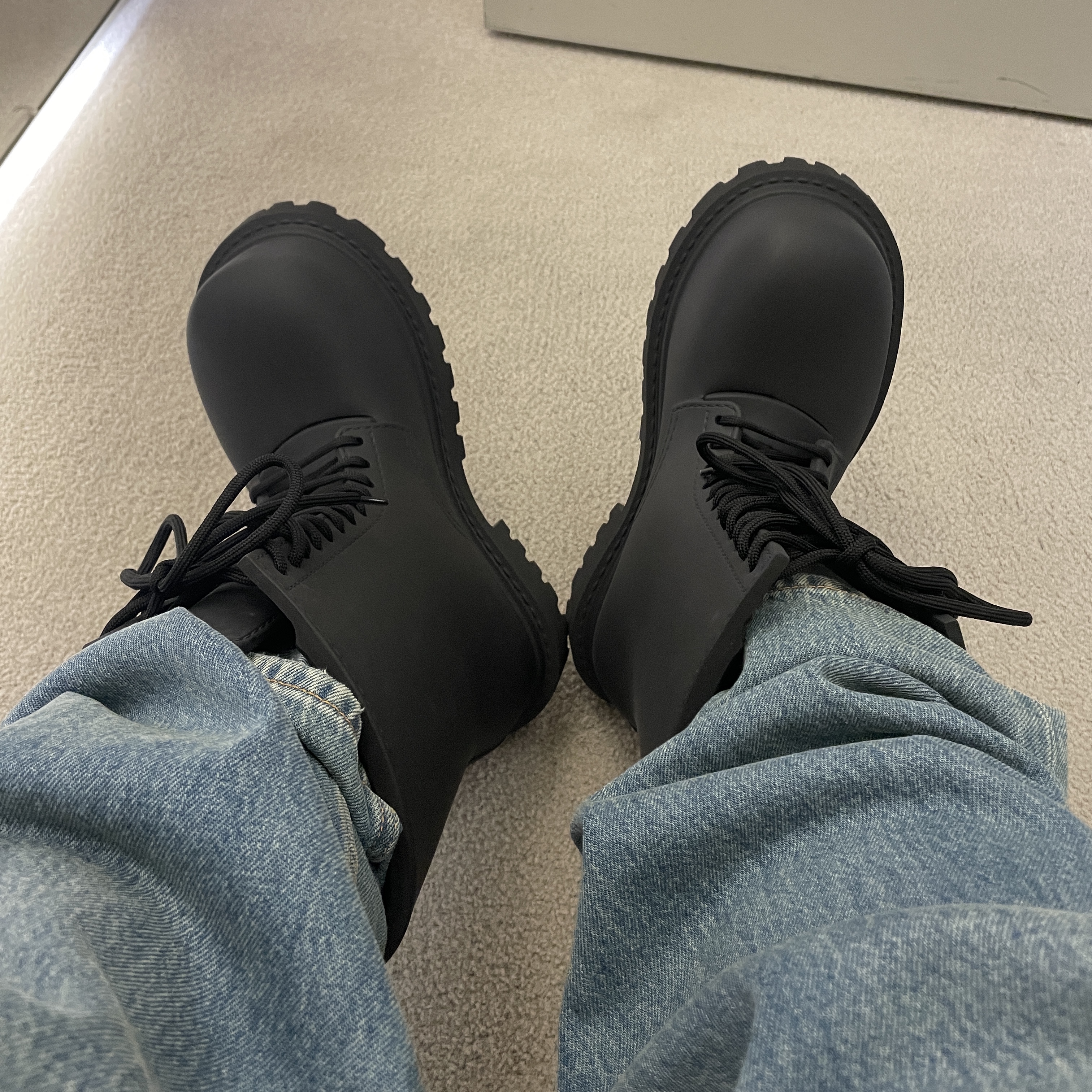 Balenciaga XL Army Boots Full Eva Black 착용 스타일 - 1