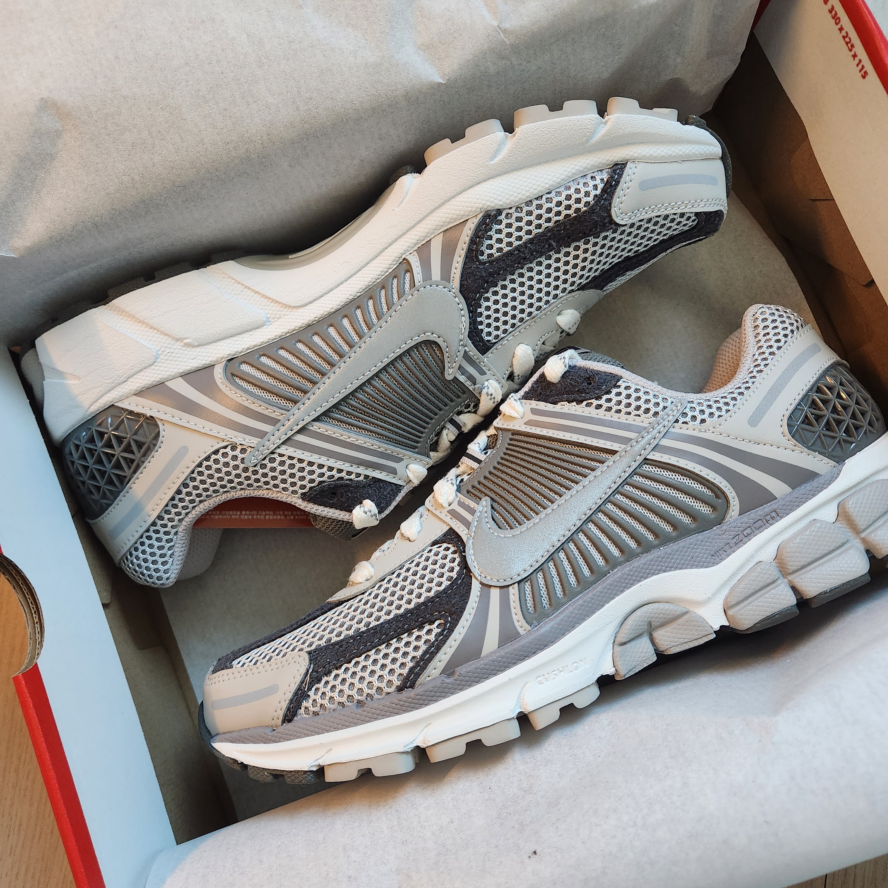 Nike Zoom Vomero 5 PRM Light Iron Ore and Flat Fewter 착용 스타일 - 2