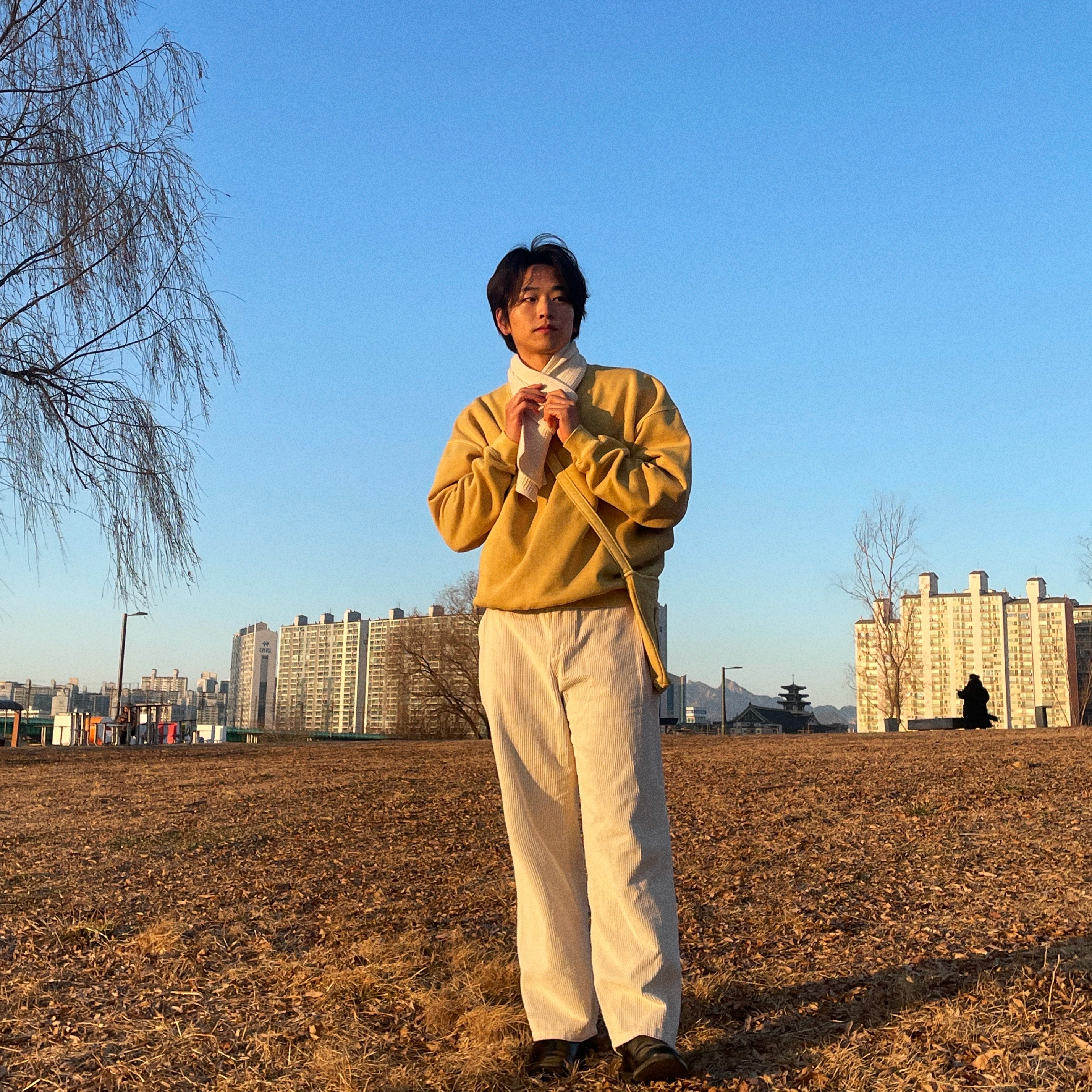 IAB Studio Pigment Sweatshirt & Mini Bag Mustard 착용 스타일 - 4