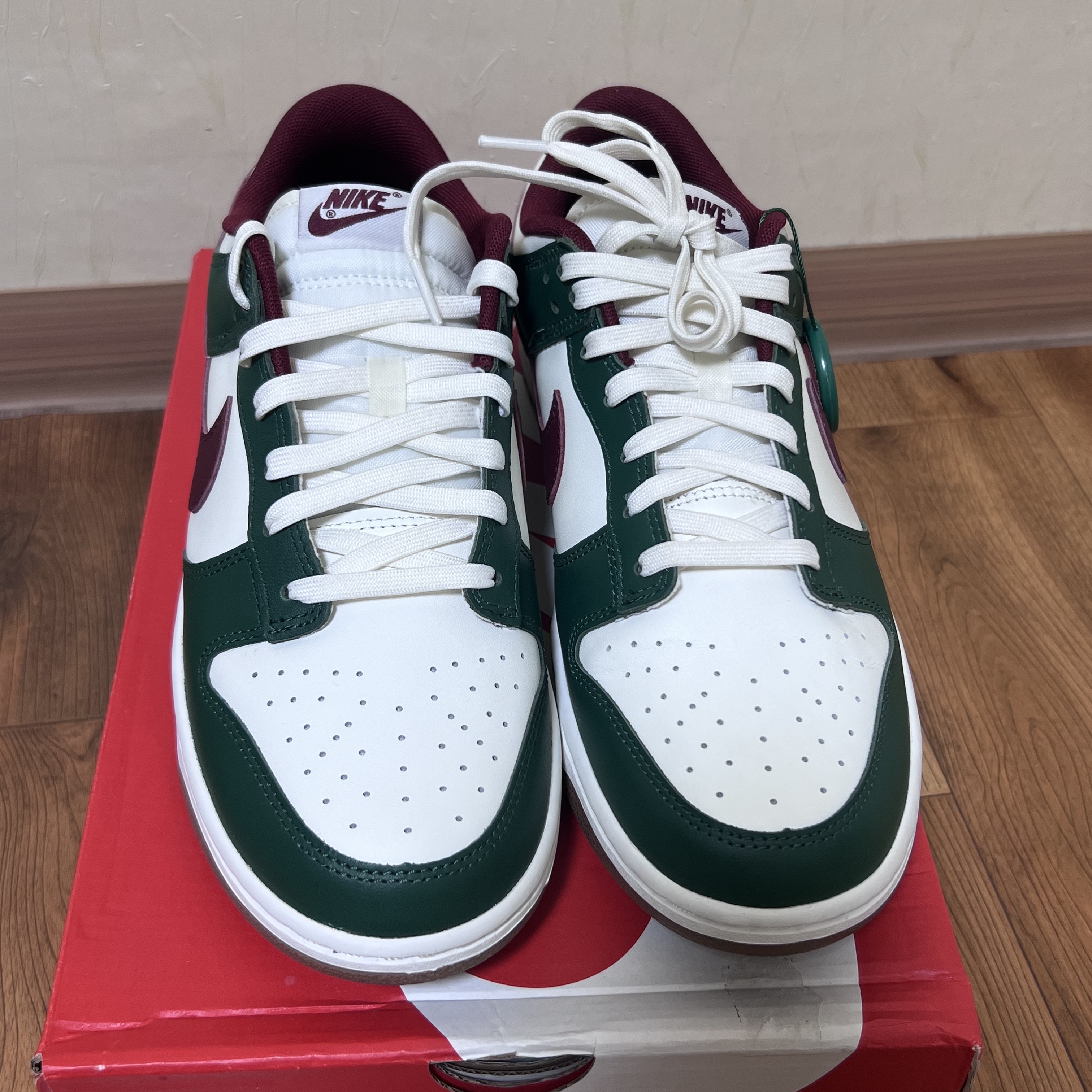 Nike Dunk Low George Green and Team Red 착용 스타일 - 3