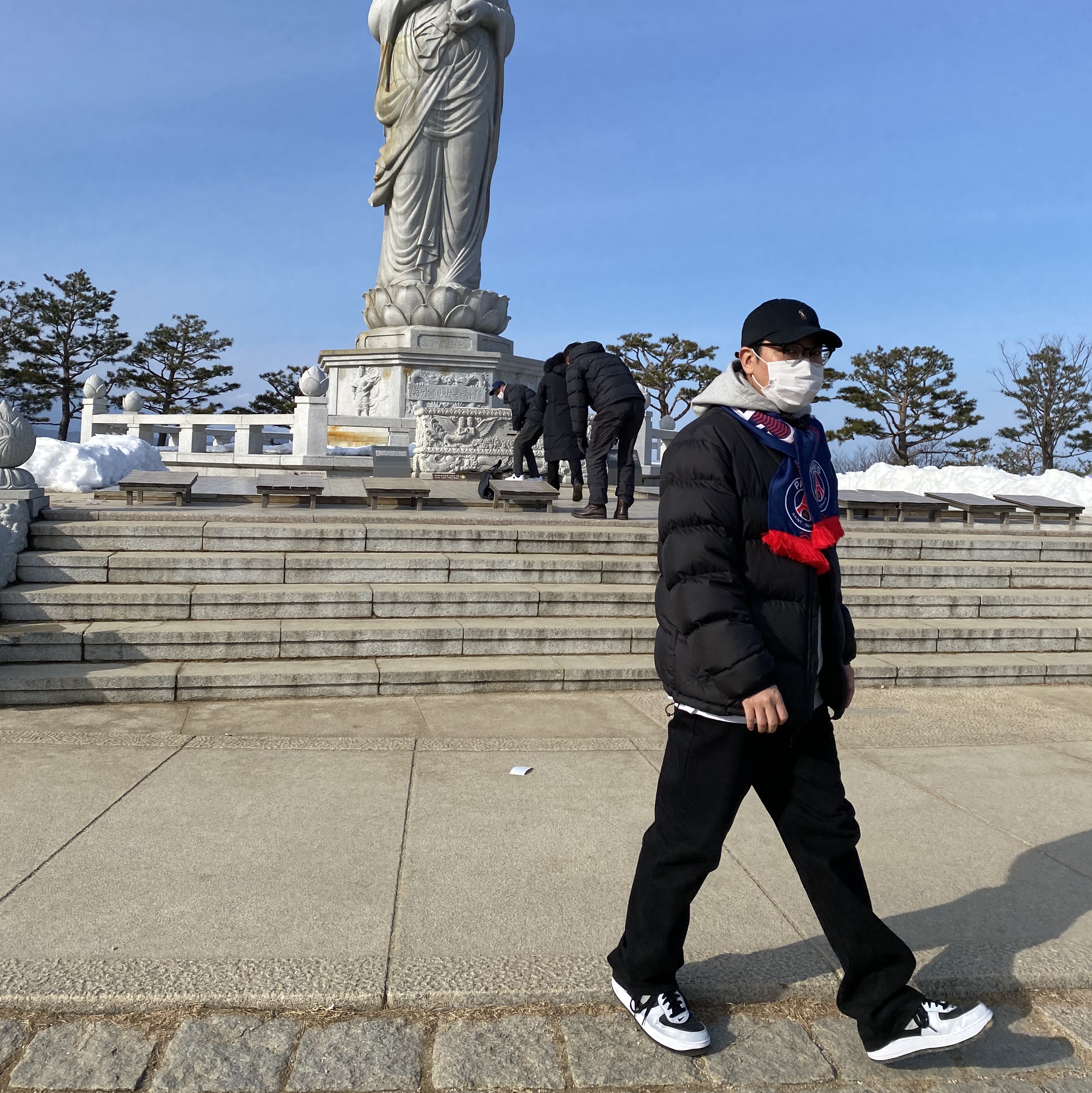 Nike Air Force 1 B Silver Snake, The North Face 1992 Nuptse Jacket Black 착용 스타일