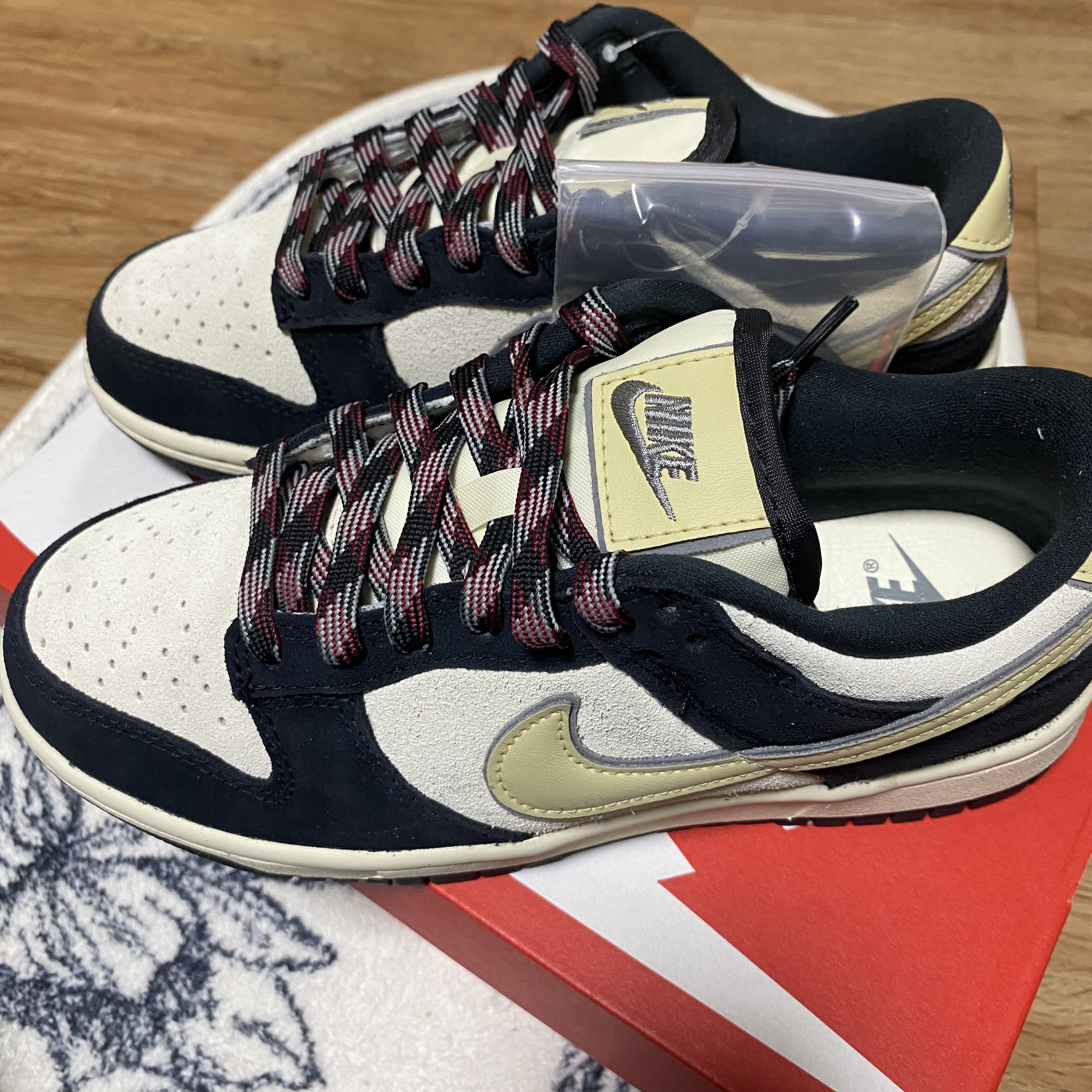 (W) Nike Dunk Low LX Black Suede 착용 스타일 - 1