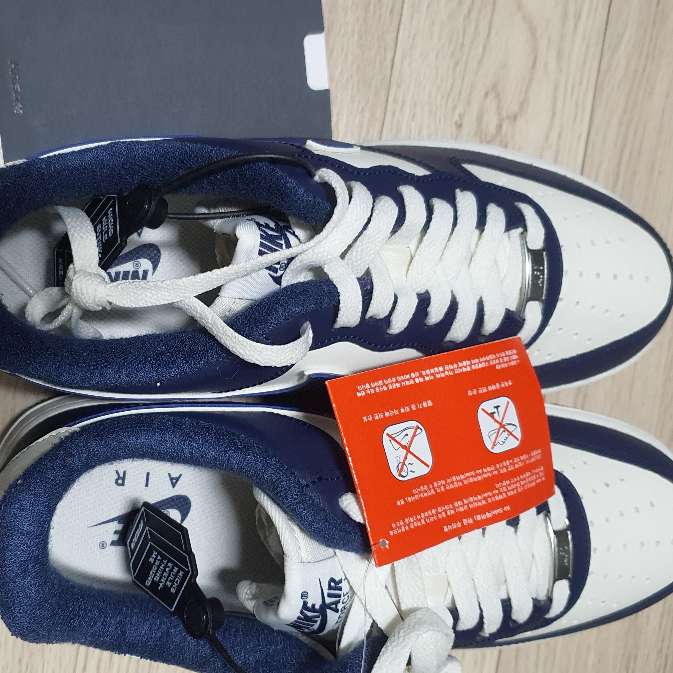 Nike Air Force 1 '07 LV8 Midnight Navy 착용 스타일