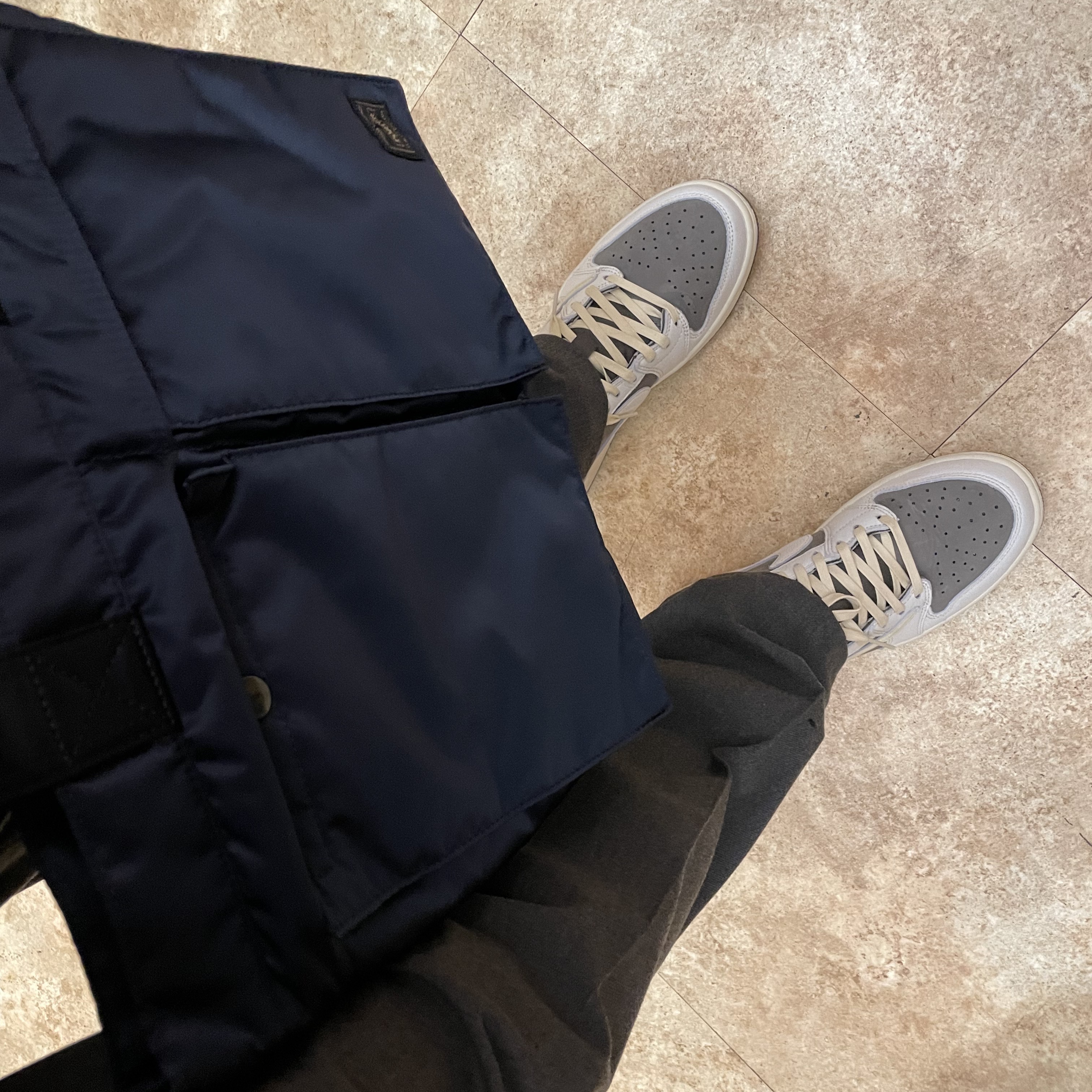 Jordan 1 x Travis Scott Retro Low OG SP Sail and Ridgerock, Porter Tanker 2Way Helmet Bag Iron Blue 착용 스타일